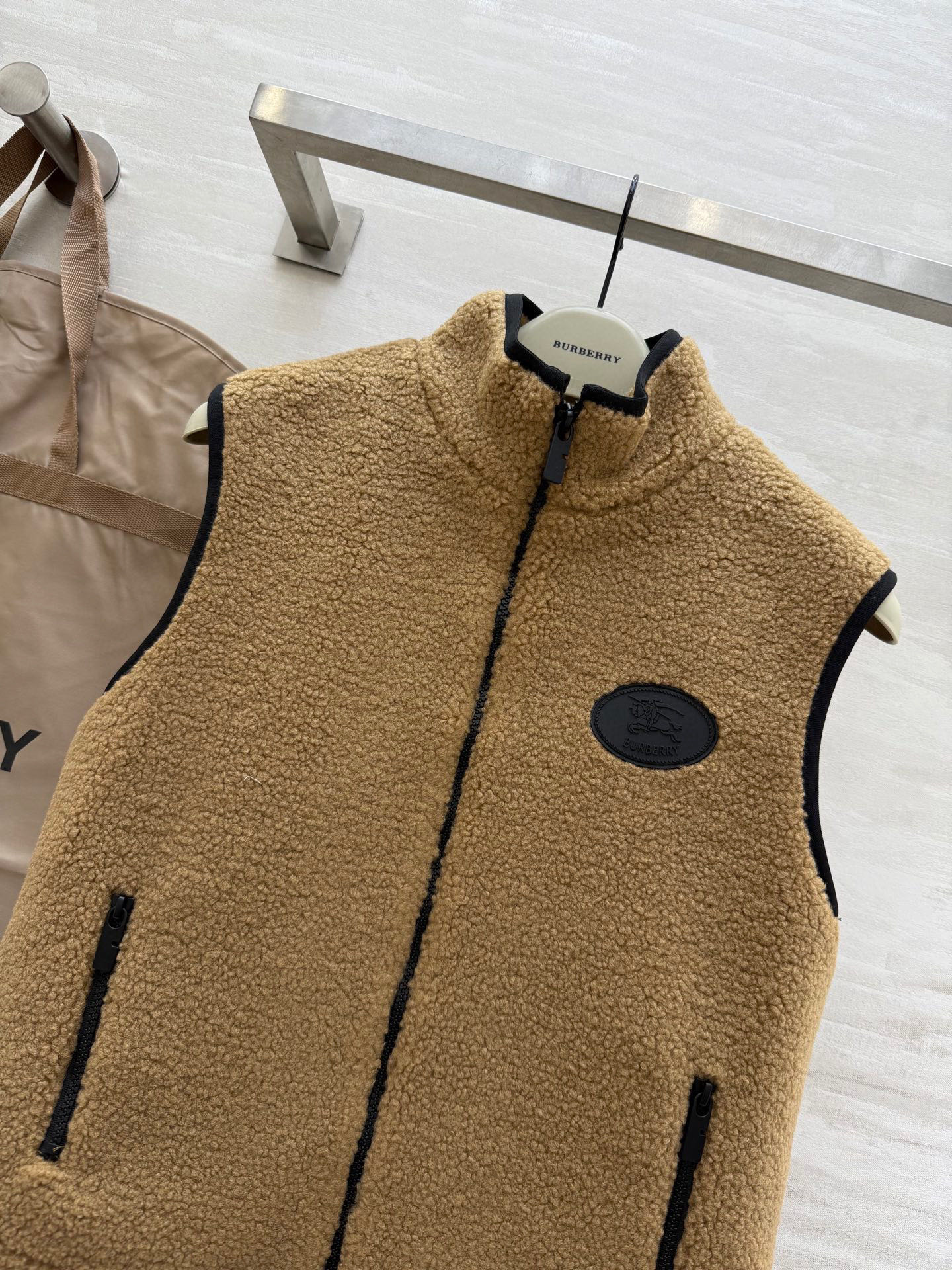 #Burberr♡²⁵秋冬新款 泰迪毛绒马甲背心 高品质 现货来size：S/M/L（s码胸围：96，衣