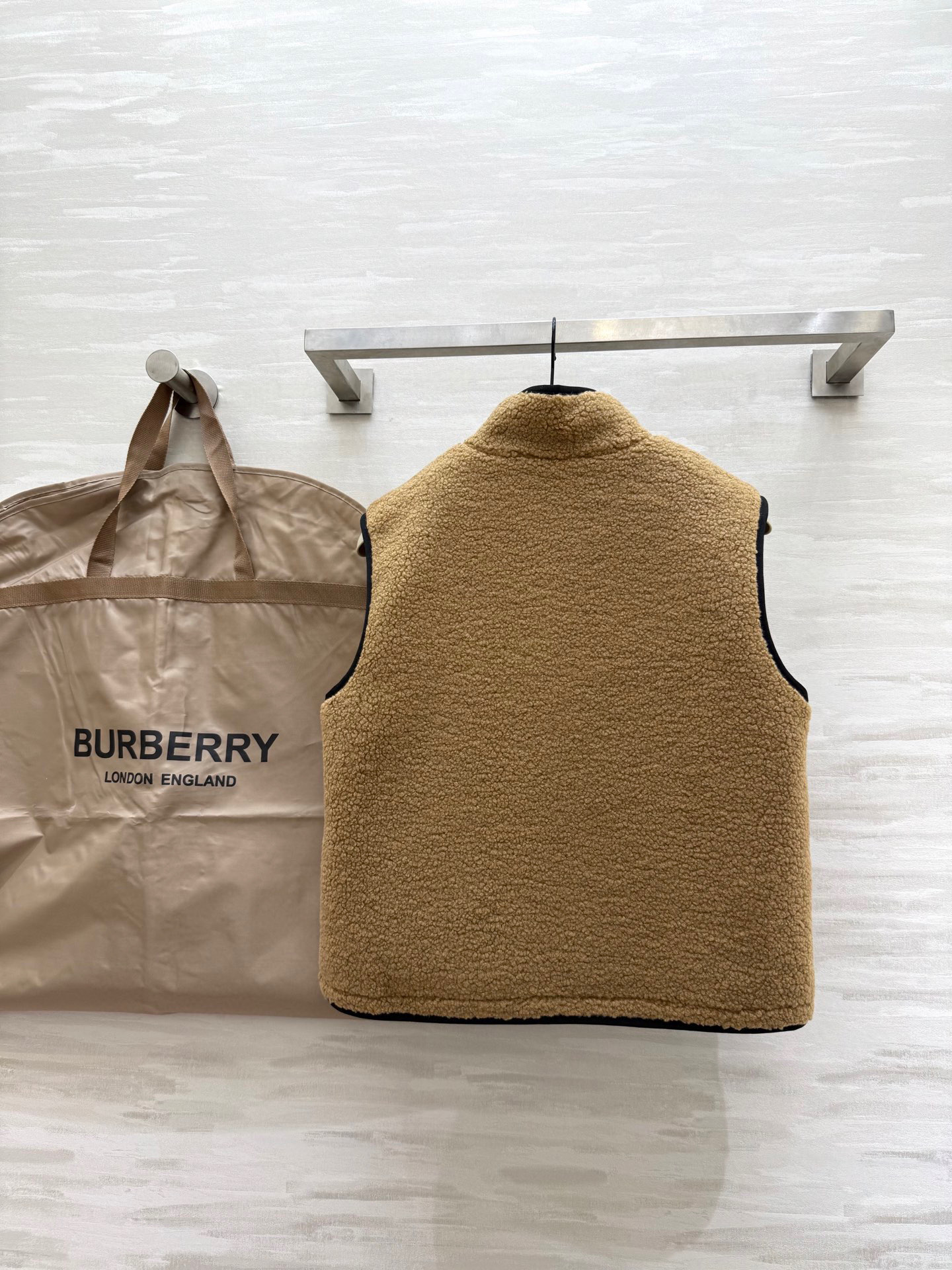 #Burberr♡²⁵秋冬新款 泰迪毛绒马甲背心 高品质 现货来size：S/M/L（s码胸围：96，衣