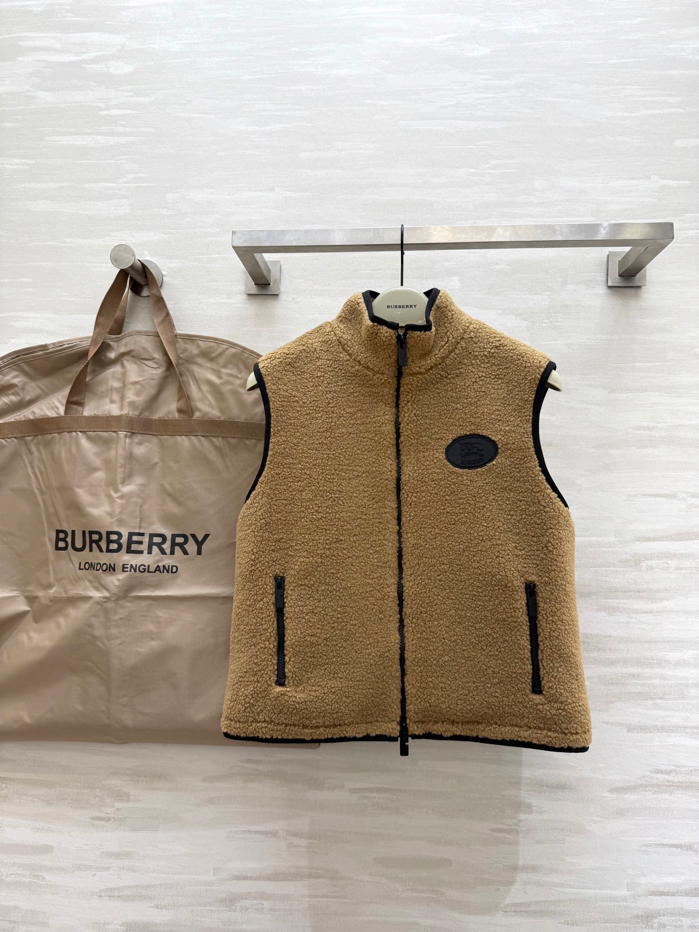 NO:508858,#Burberr autumn and winter new style Teddy plush vest vest high quality spot sizeS/M/L (size s bust 96, 55 length), burberry, alexander wang19860909#Burberr秋冬新款 泰迪毛绒马甲背心 高品质 现货来sizeS/M/L（s码胸围96,衣长55）,,burberry,alexander wang,Women's clothing