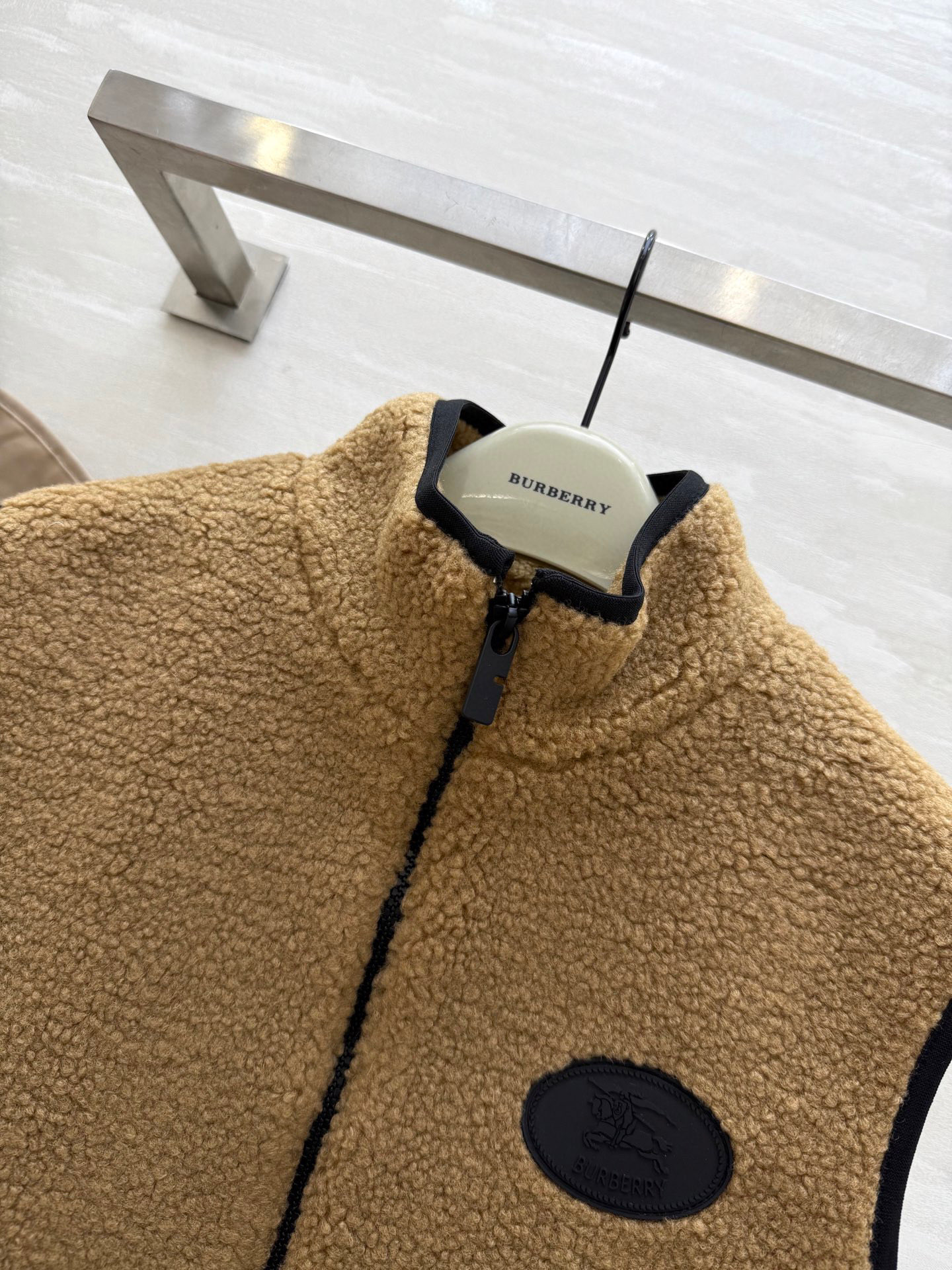 #Burberr♡²⁵秋冬新款 泰迪毛绒马甲背心 高品质 现货来size：S/M/L（s码胸围：96，衣