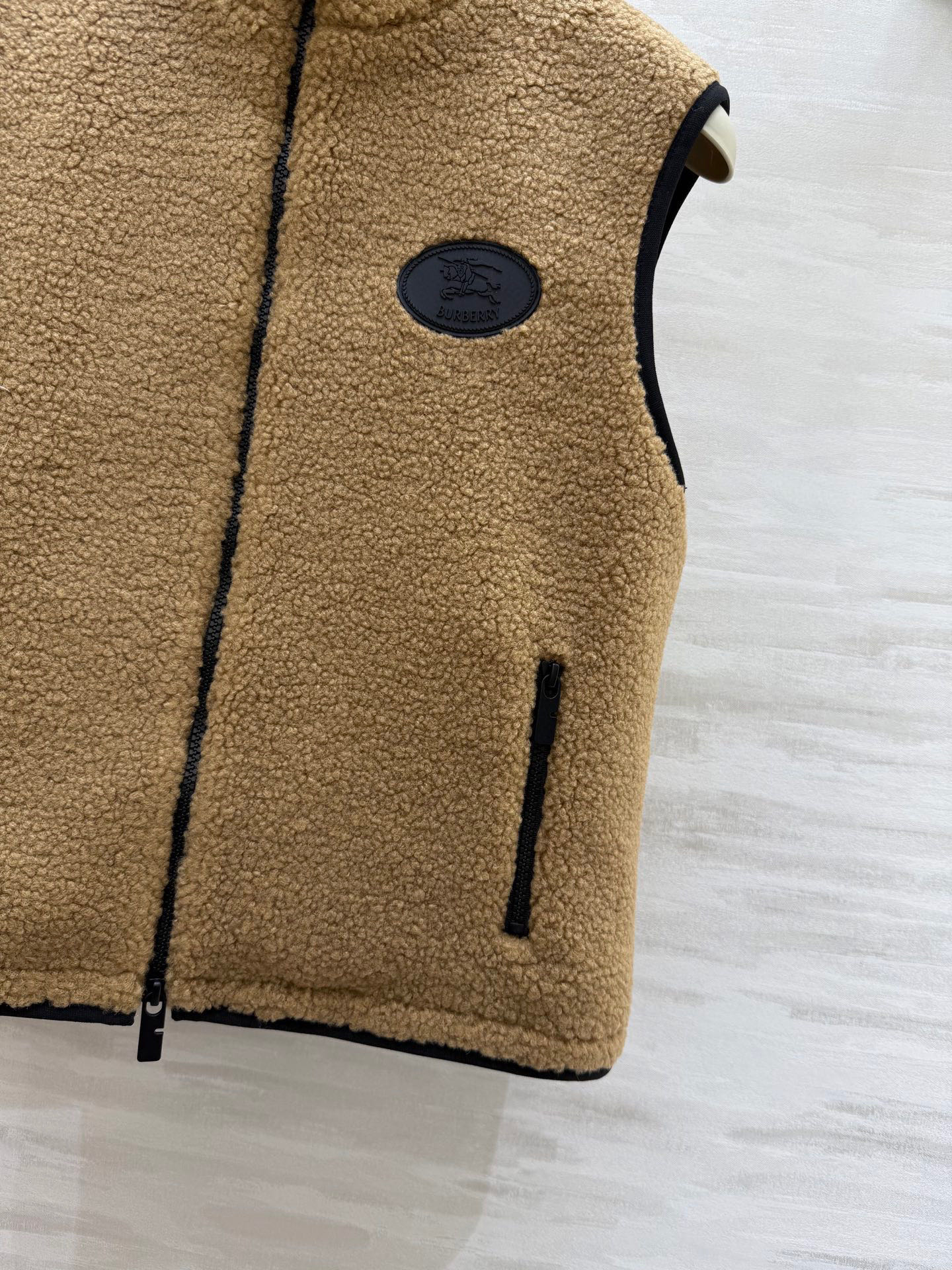 #Burberr♡²⁵秋冬新款 泰迪毛绒马甲背心 高品质 现货来size：S/M/L（s码胸围：96，衣