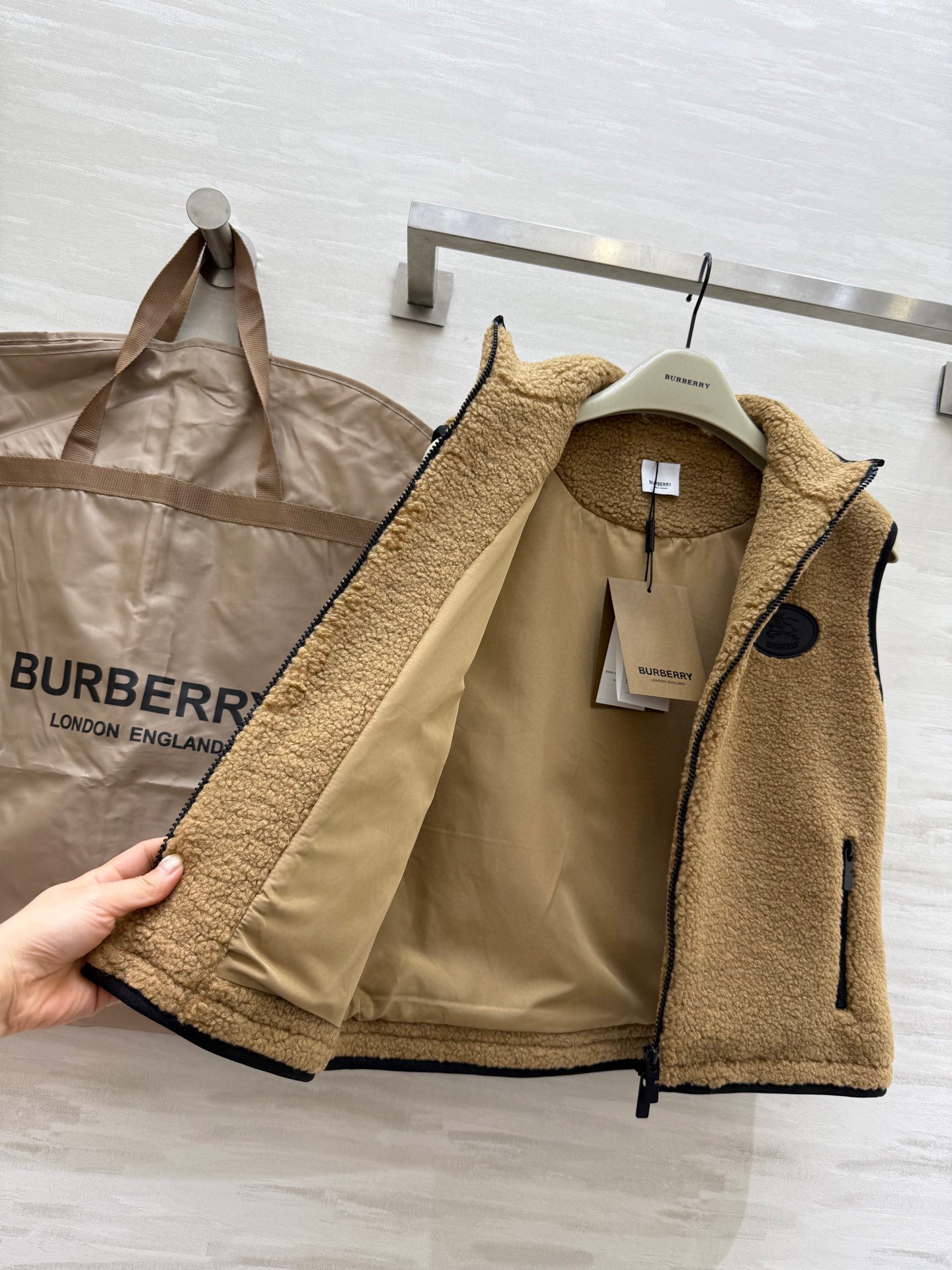 #Burberr♡²⁵秋冬新款 泰迪毛绒马甲背心 高品质 现货来size：S/M/L（s码胸围：96，衣