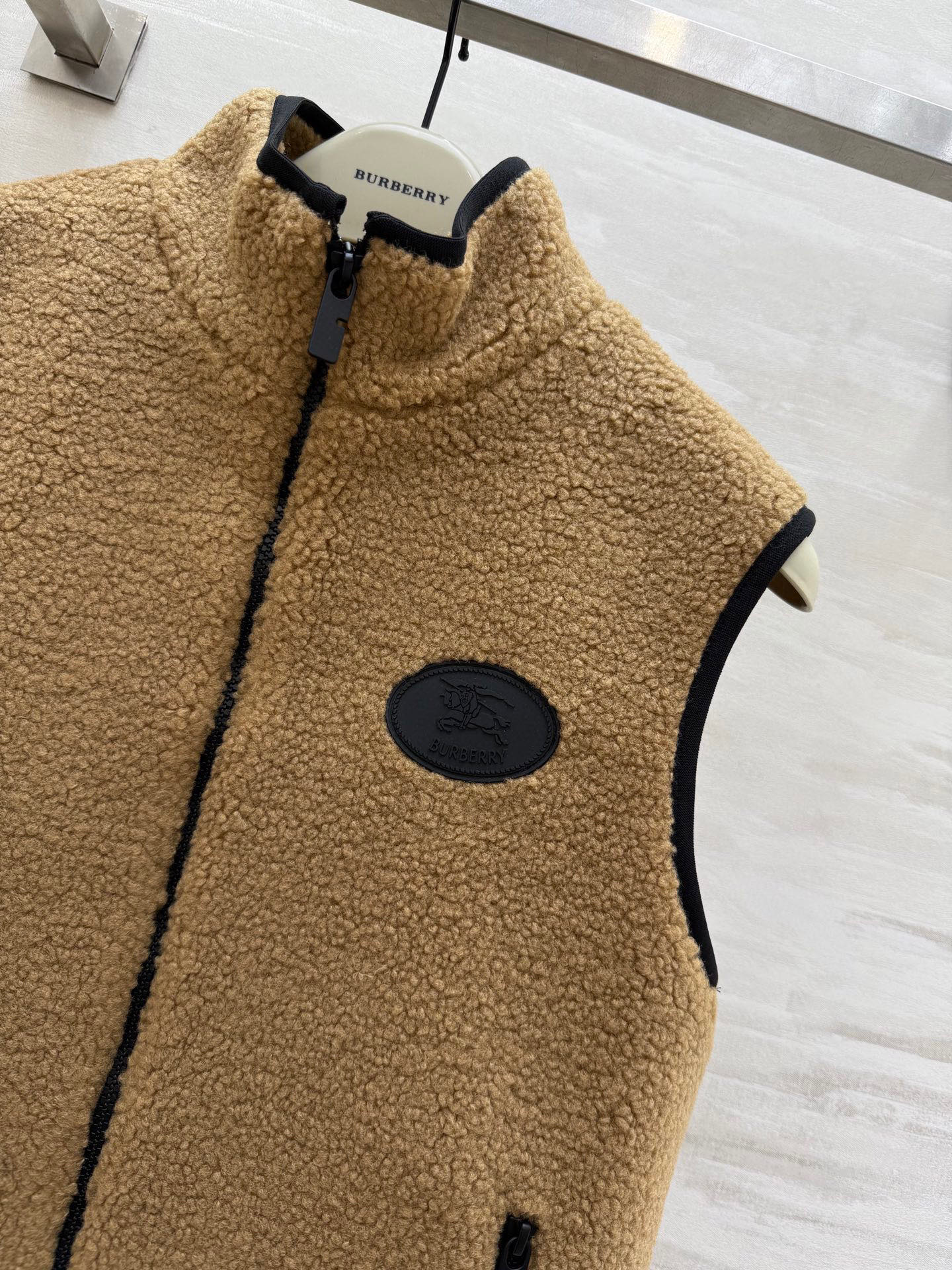 #Burberr♡²⁵秋冬新款 泰迪毛绒马甲背心 高品质 现货来size：S/M/L（s码胸围：96，衣