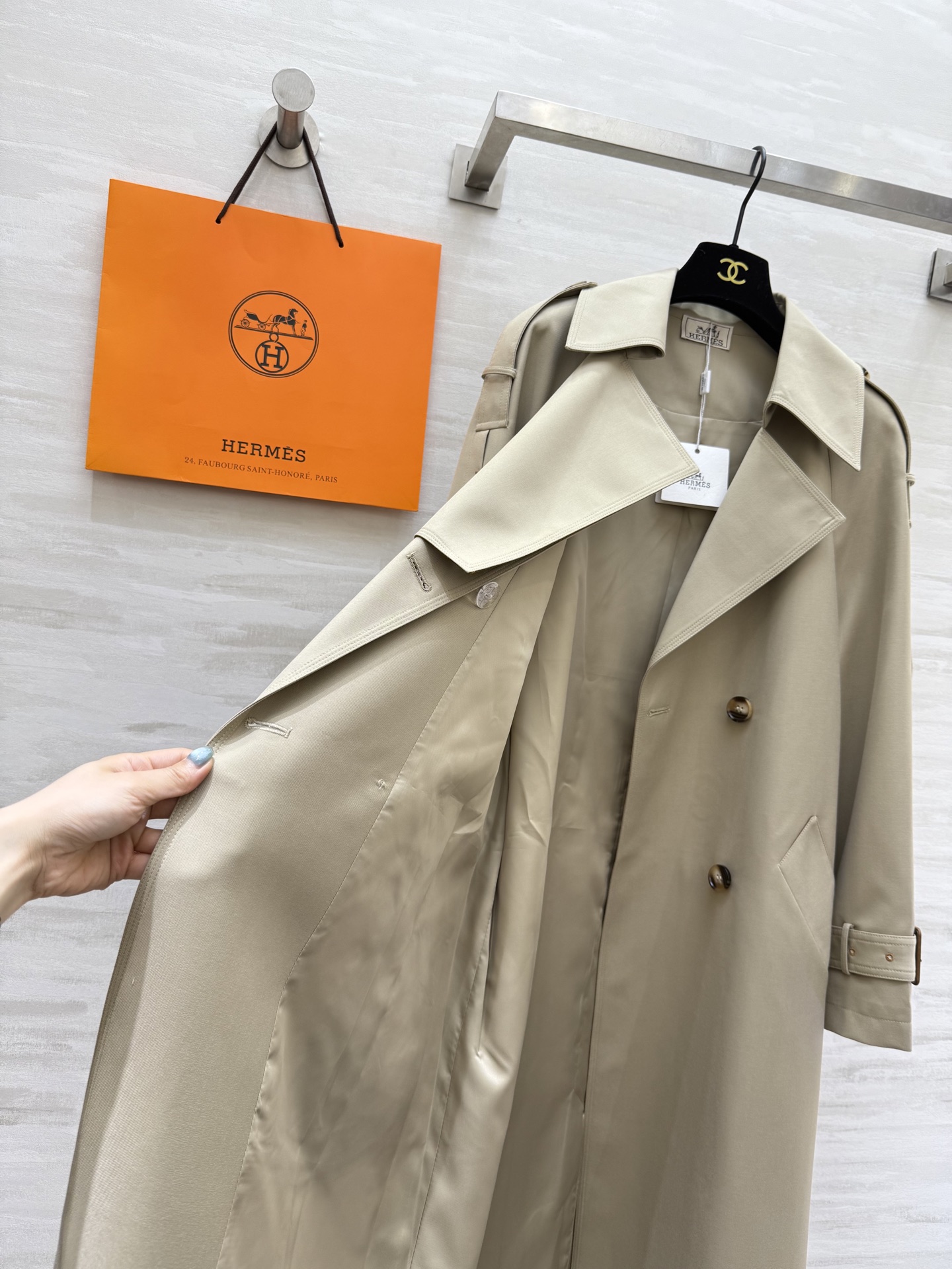 #Herme♡²⁵早秋新款 撞色翻领长款风衣 高品质定制 现货首发size：S/M/L/XL（M码胸围：