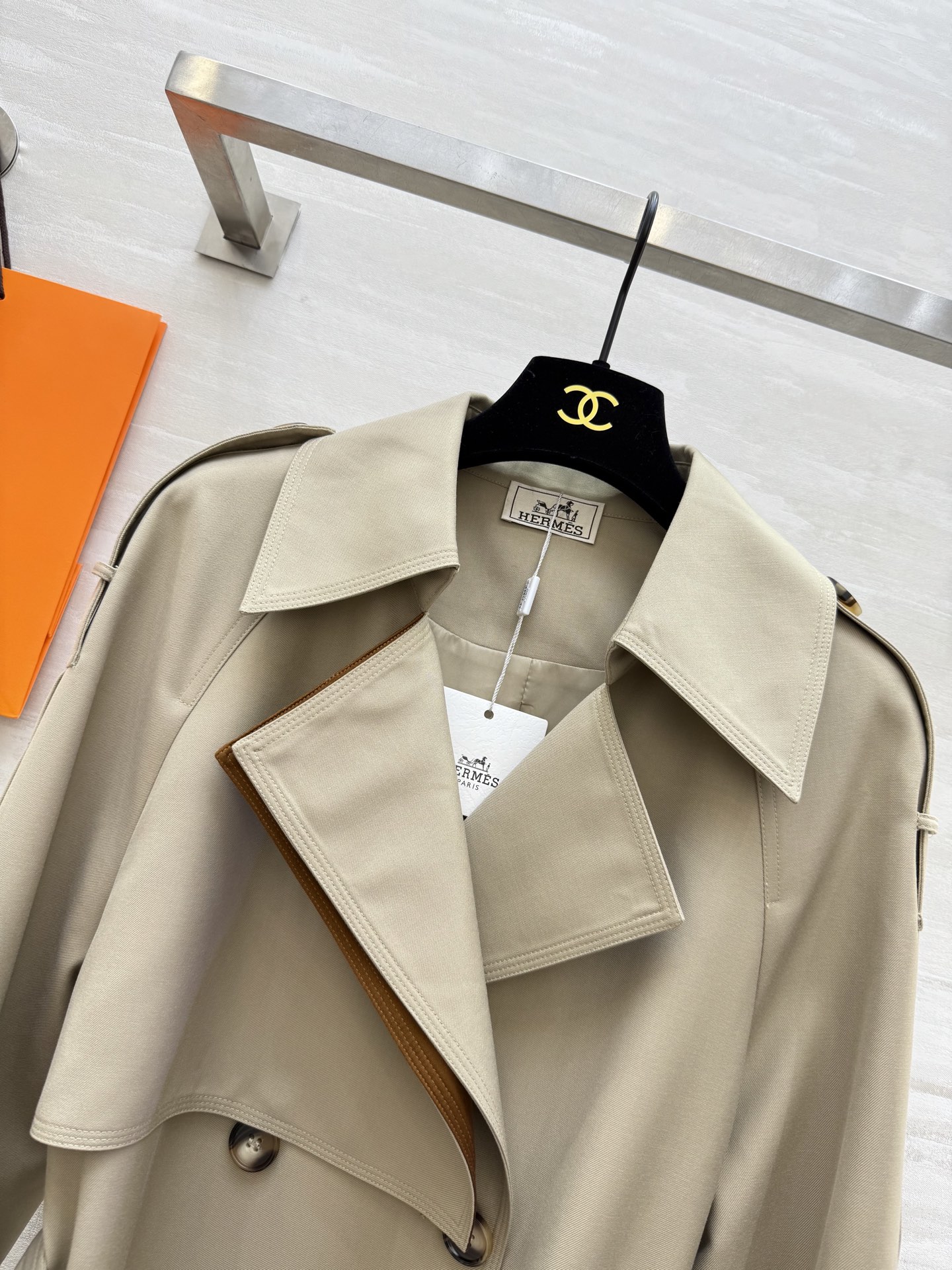 #Herme♡²⁵早秋新款 撞色翻领长款风衣 高品质定制 现货首发size：S/M/L/XL（M码胸围：