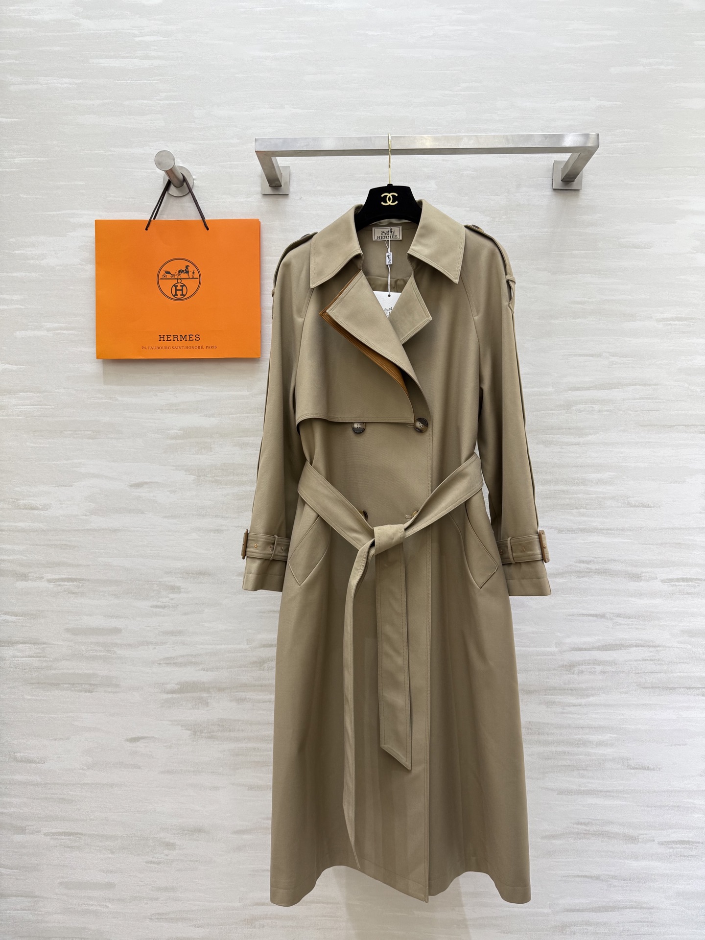 NO:508825,#Herme early autumn new style contrasting lapel long windbreaker high quality customization spot first sizeS/M/L/XL (M size bust 98, 109 length), hermes, alexander wang19860909#Herme早秋新款 撞色翻领长款风衣 高品质定制 现货首发sizeS/M/L/XL（M码胸围98,衣长109）,,hermes,alexander wang,Women's clothing