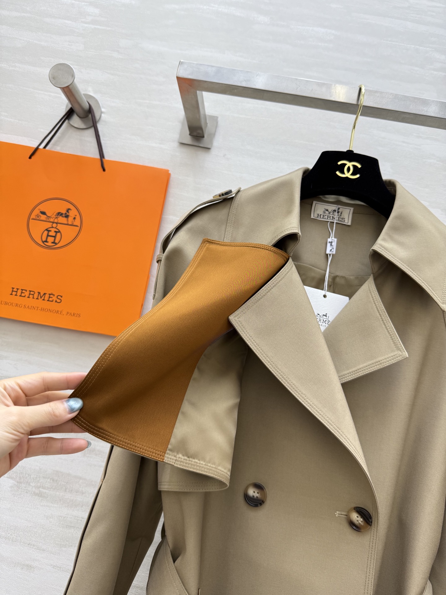 #Herme♡²⁵早秋新款 撞色翻领长款风衣 高品质定制 现货首发size：S/M/L/XL（M码胸围：