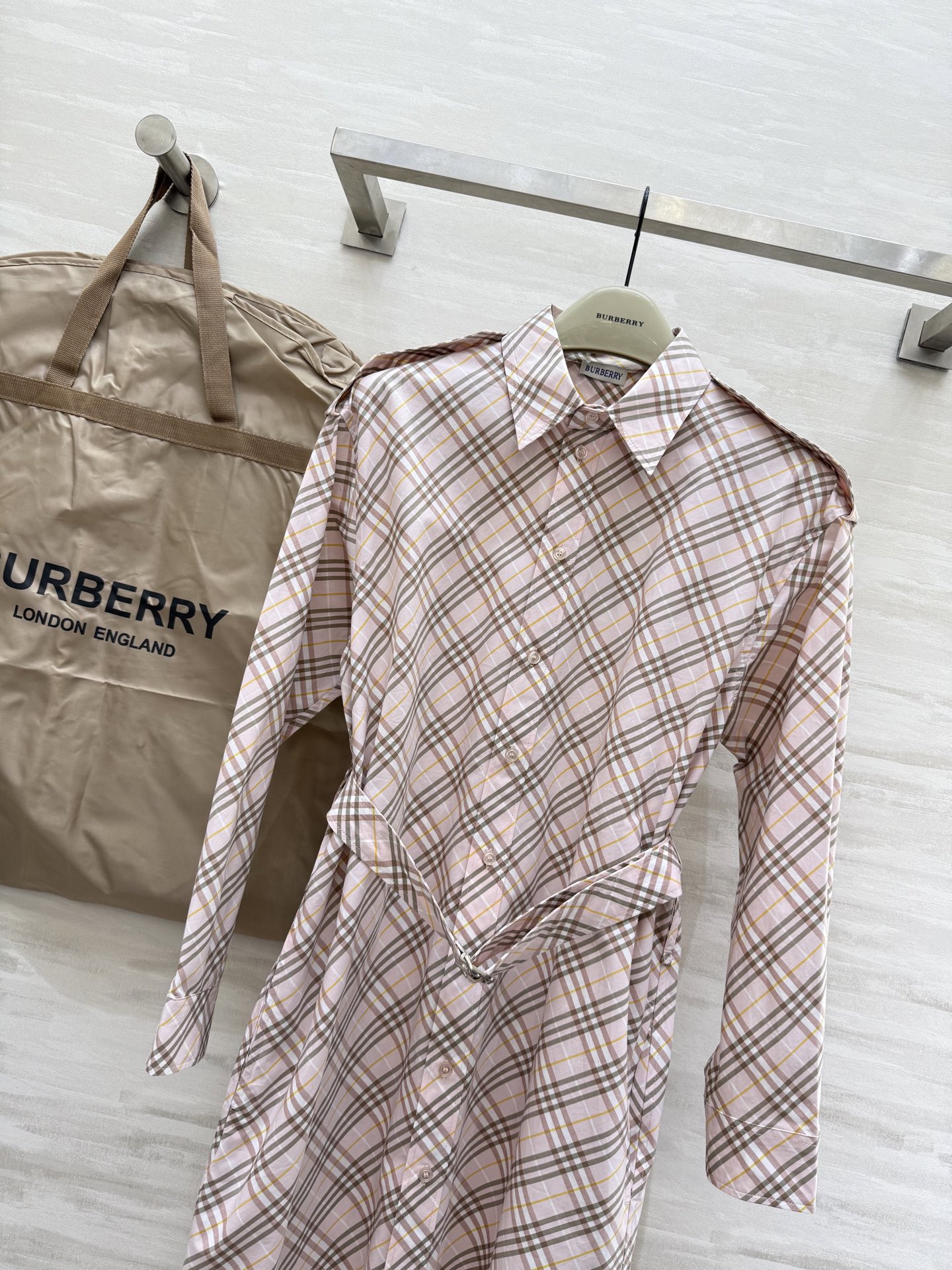 #Burberr♡²⁵新款对格纹斜格长袖翻领连衣裙 高品质定制 现货首发size：S/M/L/XL/XX