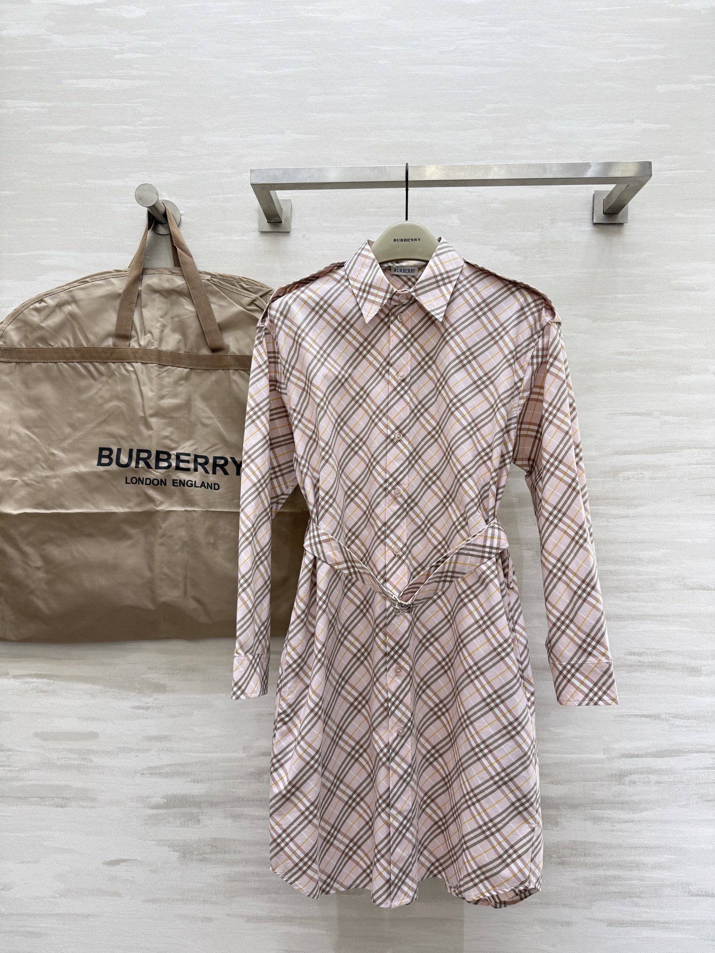 NO:517450,#Burberr new pair of plaid plaid long-sleeved lapel dress, high-quality customization, spot first-time sizeS/M/L/XL/XXL (M size shoulder width 45, bust 110, skirt length 97), burberry, skirt 97, alexander wang19860909#Burberr新款对格纹斜格长袖翻领连衣裙 高品质定制 现货首发sizeS/M/L/XL/XXL（M码肩宽45,胸围110,裙长97）,,burberry,skirts,alexander wang,Women's clothing
