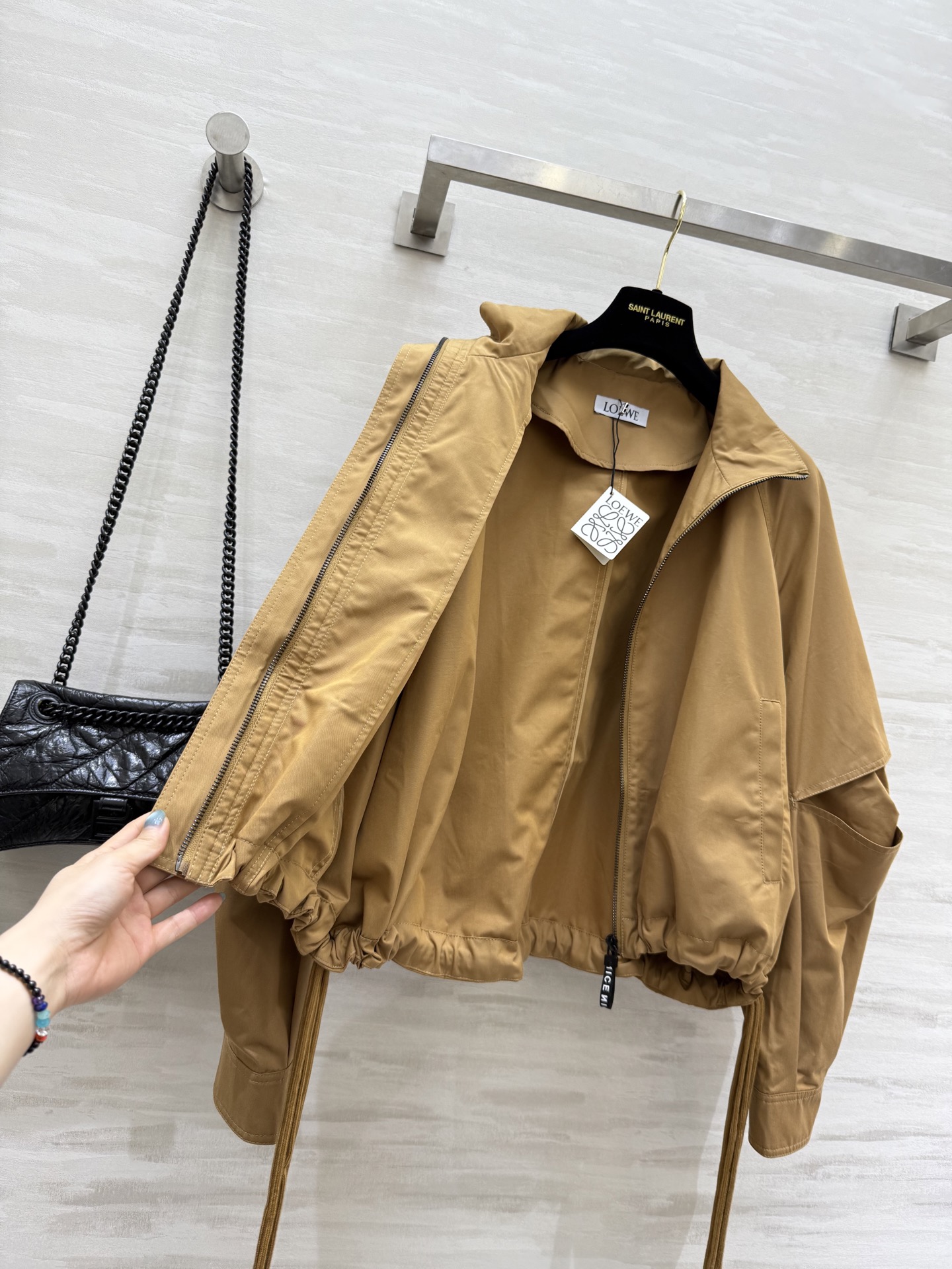 #Loew♡²⁵早秋新款 双抽绳立领冲锋衣外套 高品质定制 现货首发size：S/M/L/XL（M码胸围
