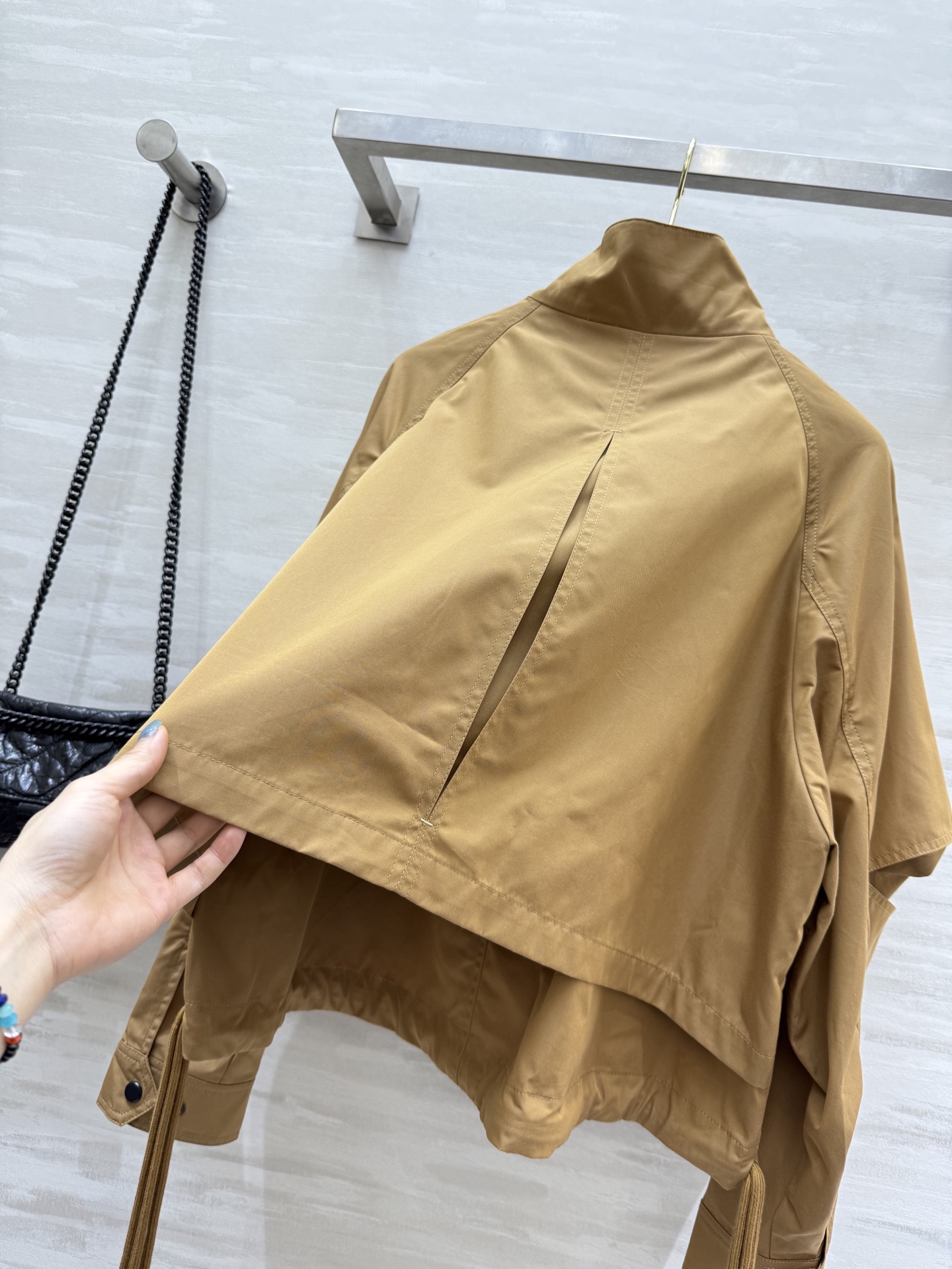 #Loew♡²⁵早秋新款 双抽绳立领冲锋衣外套 高品质定制 现货首发size：S/M/L/XL（M码胸围