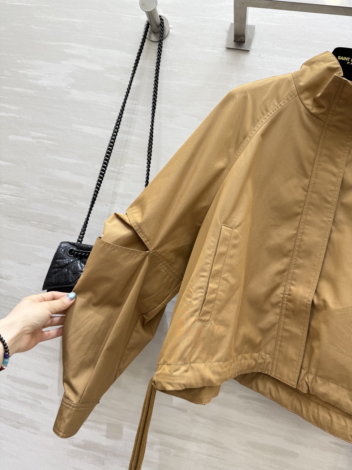 #Loew♡²⁵早秋新款 双抽绳立领冲锋衣外套 高品质定制 现货首发size：S/M/L/XL（M码胸围