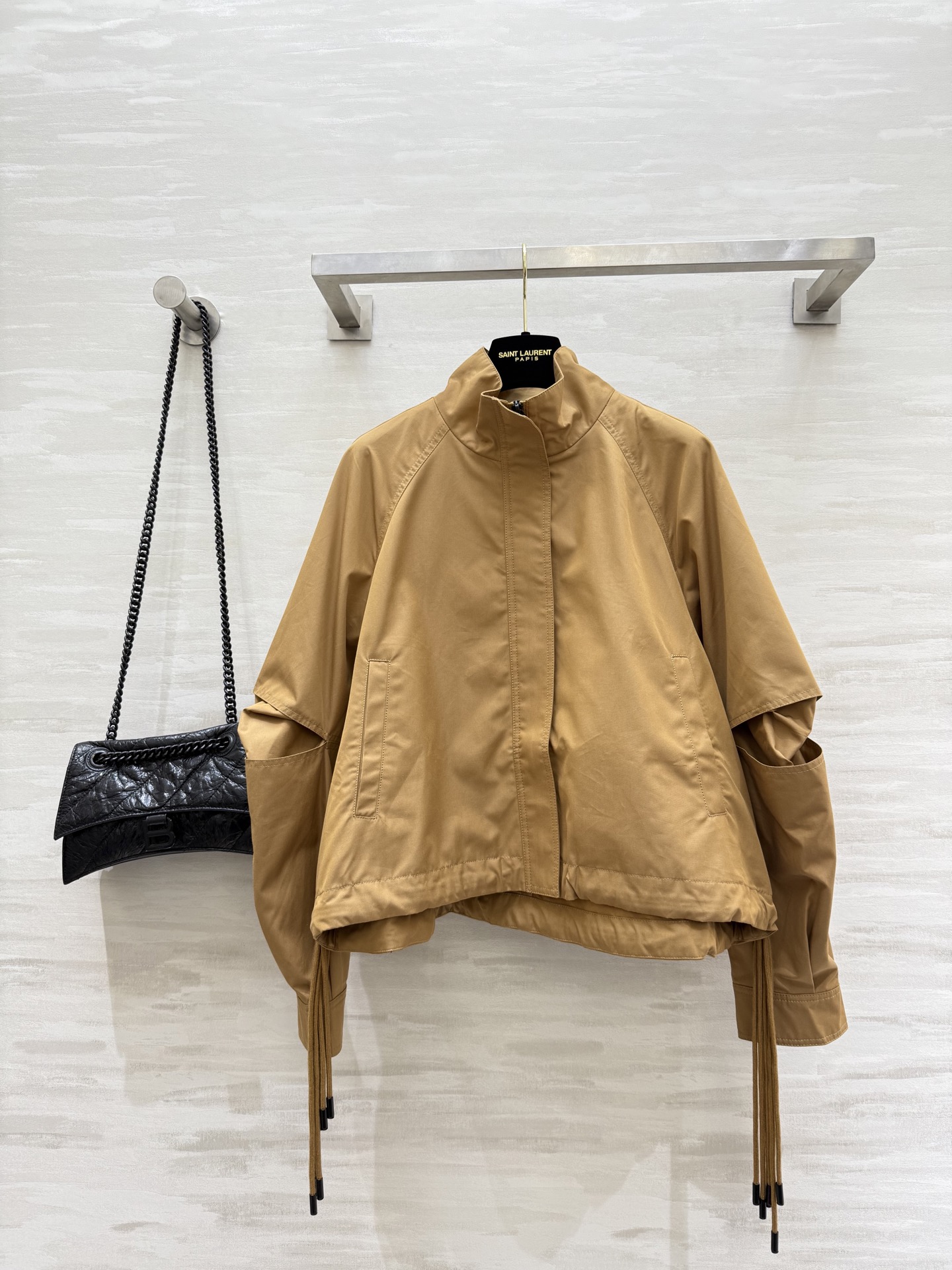 #Loew♡²⁵早秋新款 双抽绳立领冲锋衣外套 高品质定制 现货首发size：S/M/L/XL（M码胸围