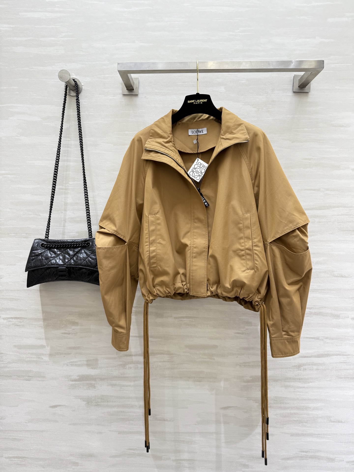 #Loew♡²⁵早秋新款 双抽绳立领冲锋衣外套 高品质定制 现货首发size：S/M/L/XL（M码胸围