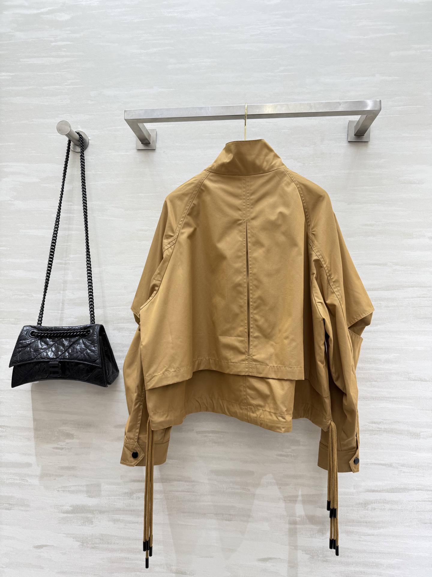 #Loew♡²⁵早秋新款 双抽绳立领冲锋衣外套 高品质定制 现货首发size：S/M/L/XL（M码胸围