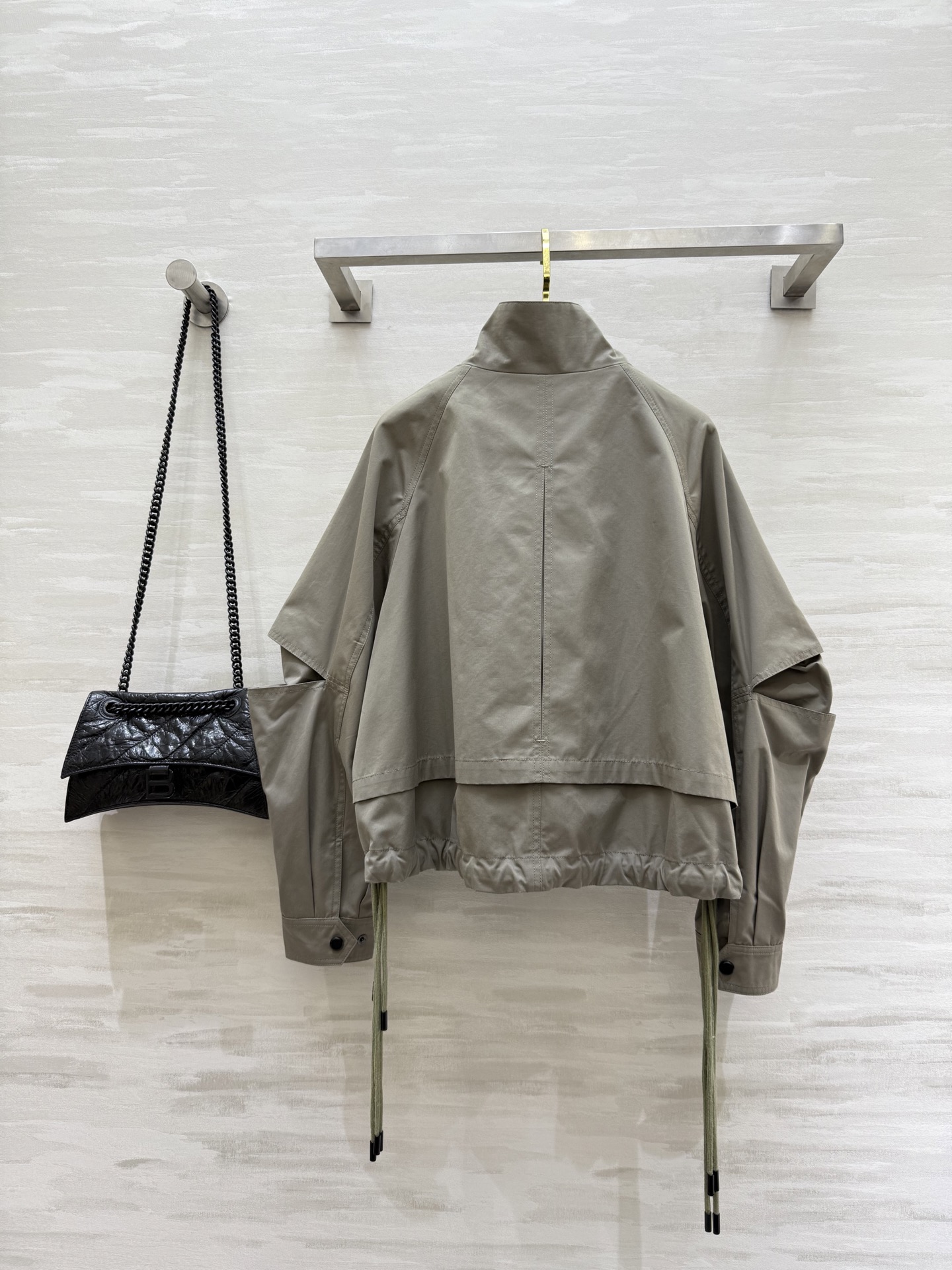 #Loew♡²⁵早秋新款 双抽绳立领冲锋衣外套 高品质定制 现货首发size：S/M/L/XL（M码胸围