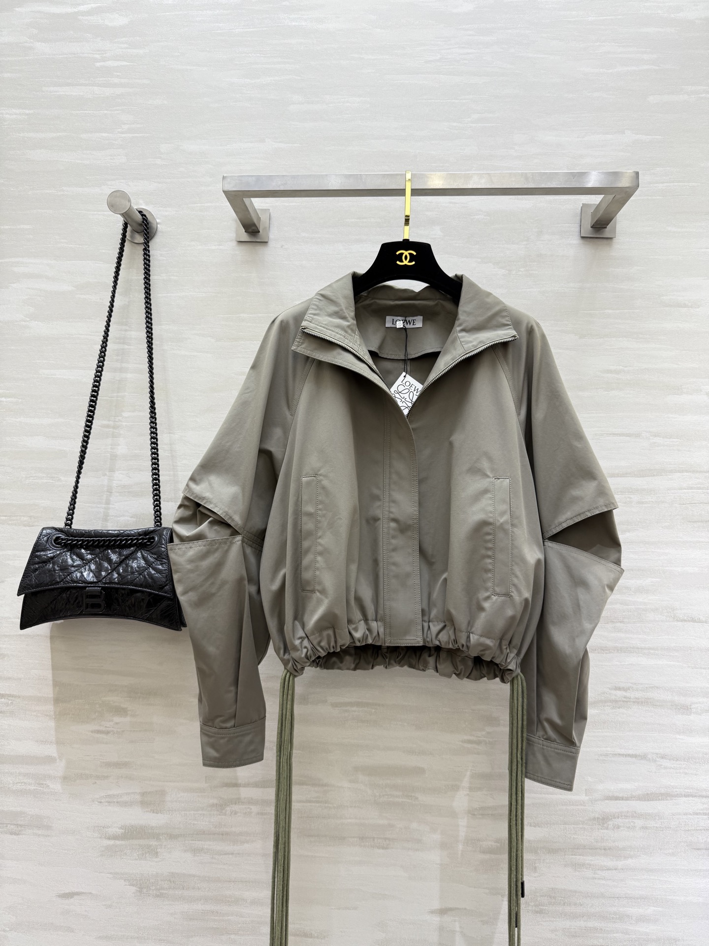 #Loew♡²⁵早秋新款 双抽绳立领冲锋衣外套 高品质定制 现货首发size：S/M/L/XL（M码胸围