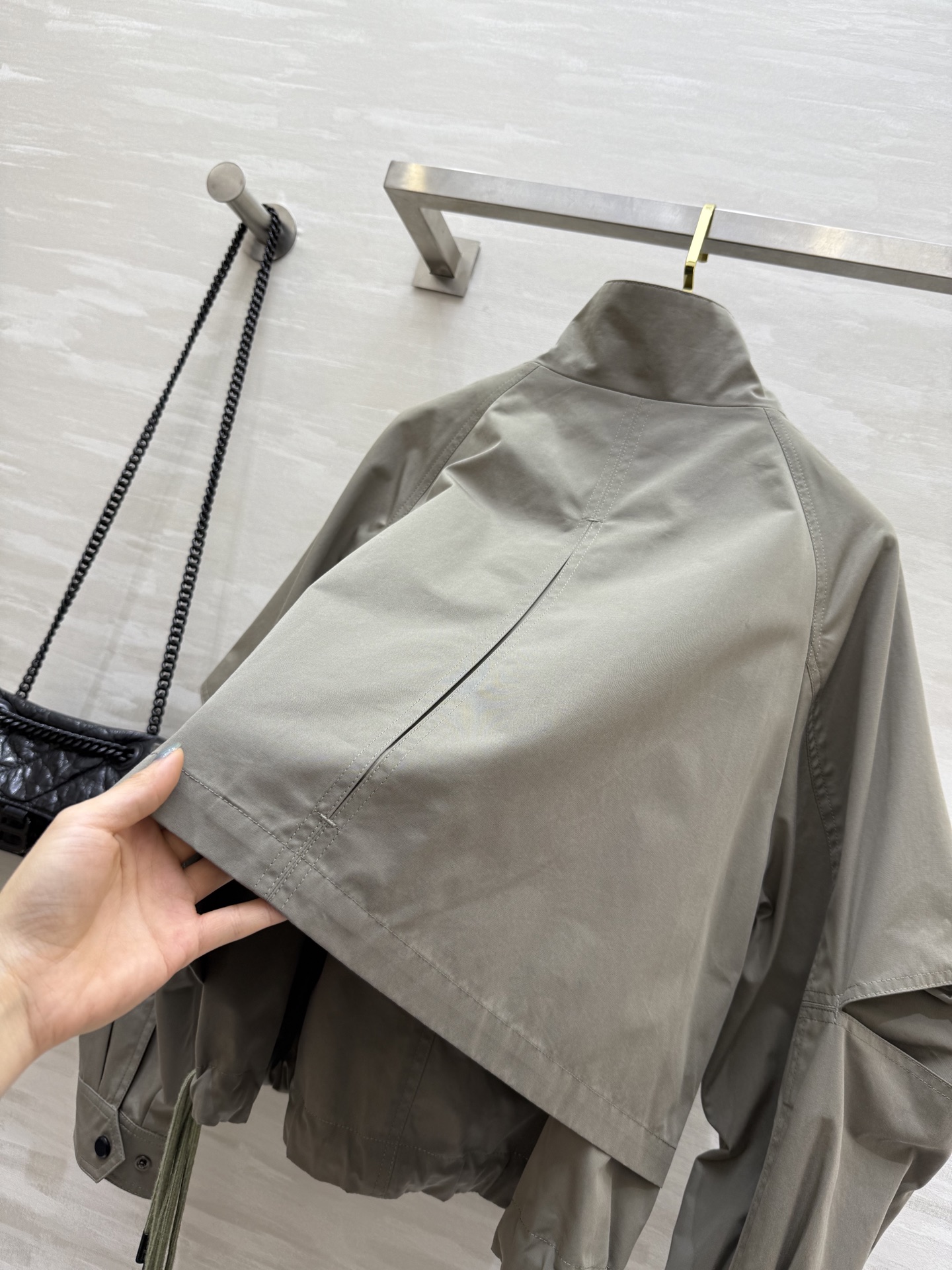 #Loew♡²⁵早秋新款 双抽绳立领冲锋衣外套 高品质定制 现货首发size：S/M/L/XL（M码胸围