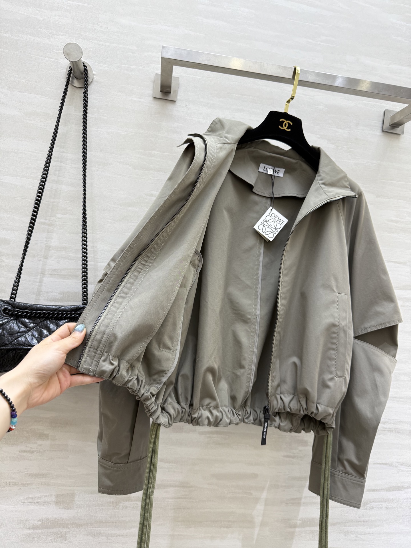 #Loew♡²⁵早秋新款 双抽绳立领冲锋衣外套 高品质定制 现货首发size：S/M/L/XL（M码胸围