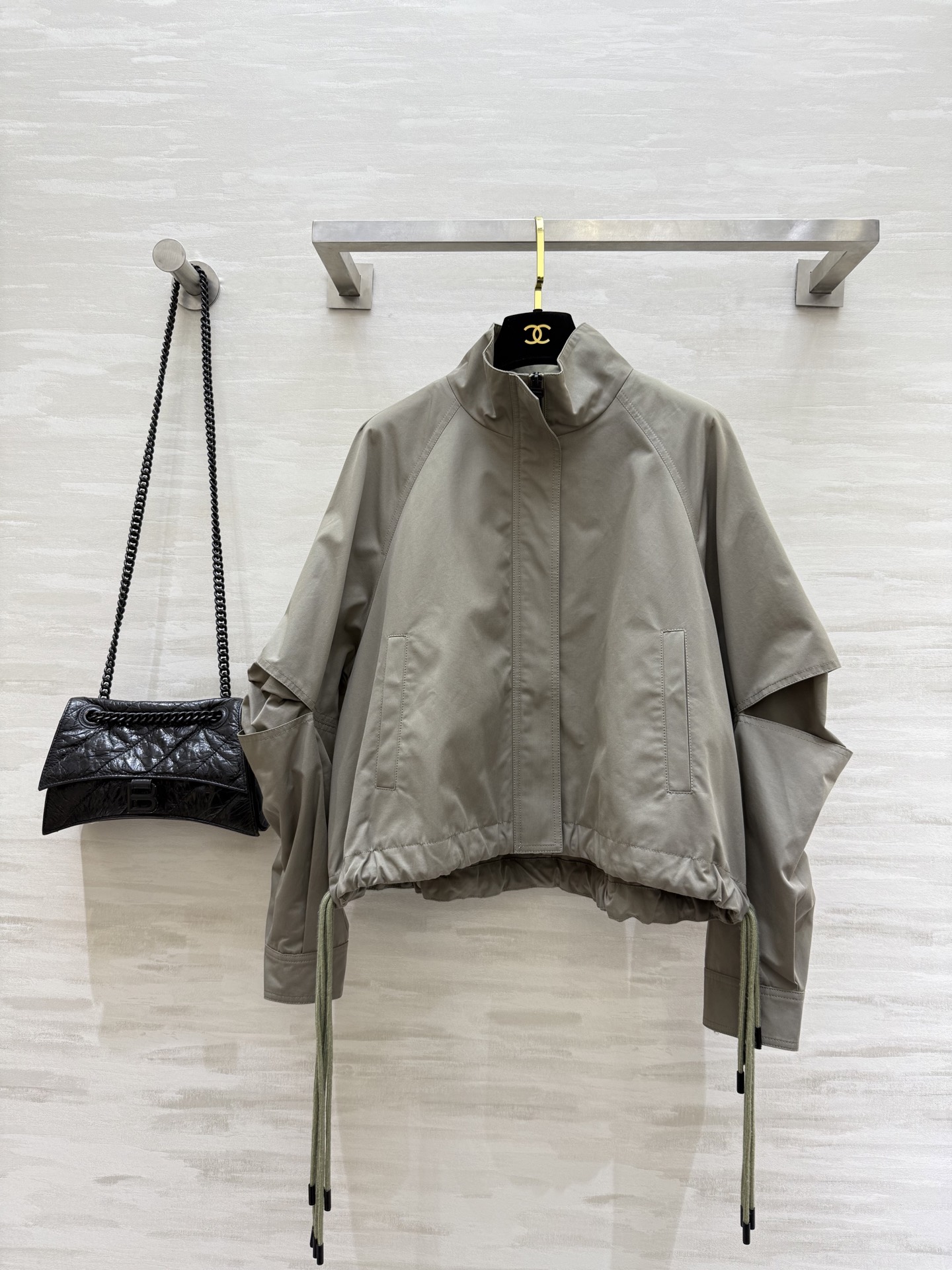 #Loew♡²⁵早秋新款 双抽绳立领冲锋衣外套 高品质定制 现货首发size：S/M/L/XL（M码胸围