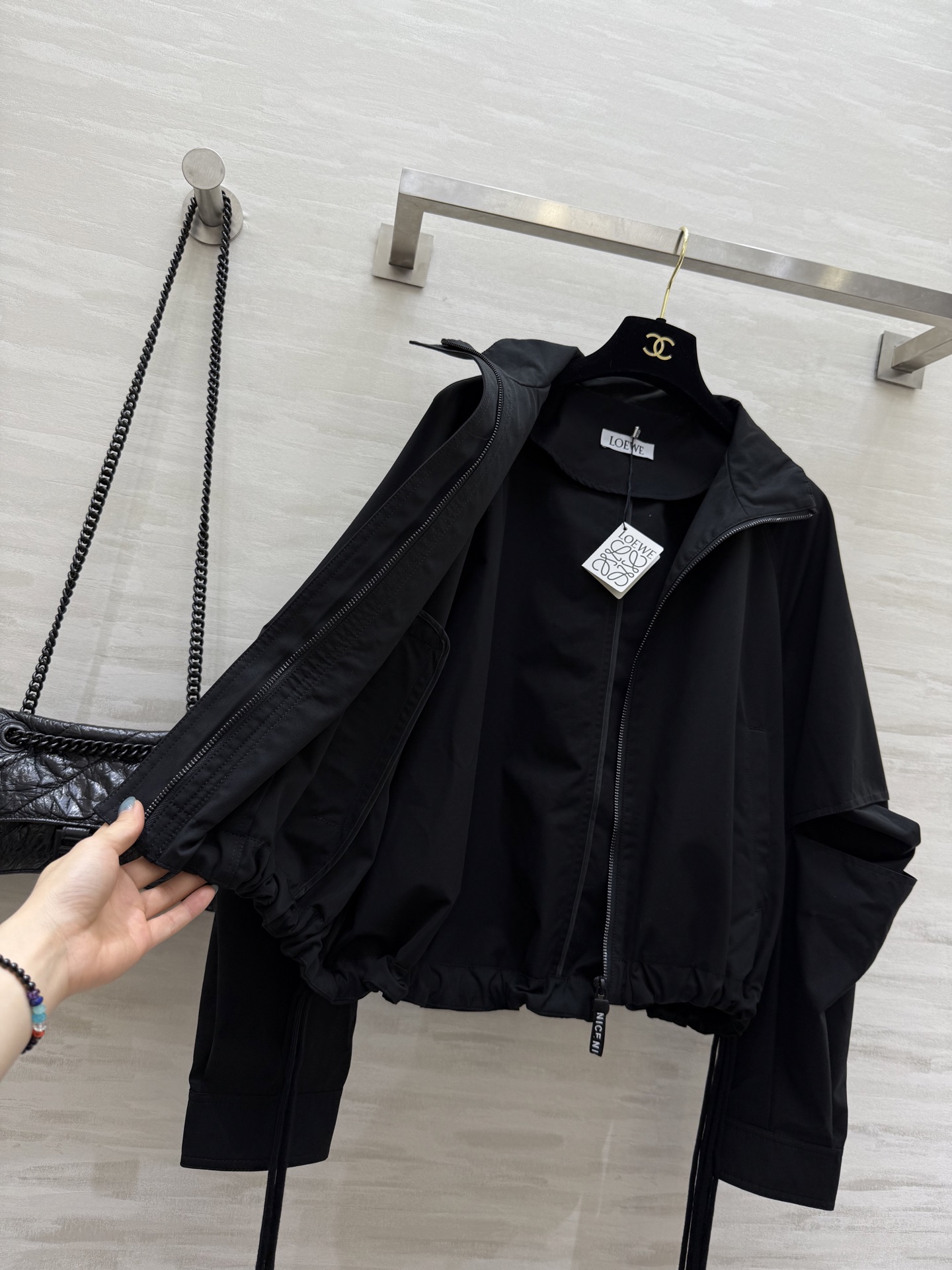 #Loew♡²⁵早秋新款 双抽绳立领冲锋衣外套 高品质定制 现货首发size：S/M/L/XL（M码胸围