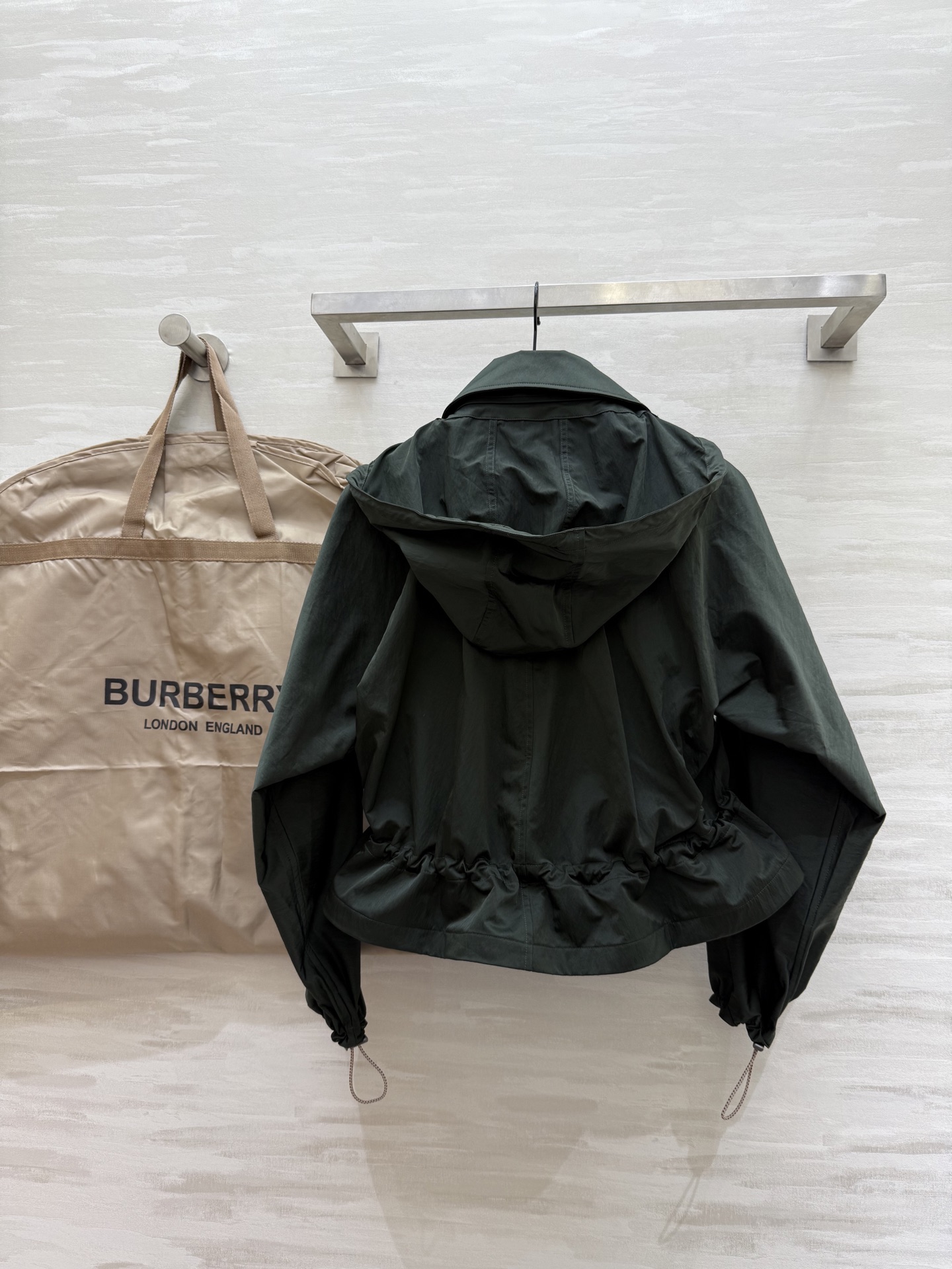 #Burberr♡²⁵早秋新款连帽夹克外套 入秋穿搭必备单品 高品质定制 现货首发size：S/M/L（