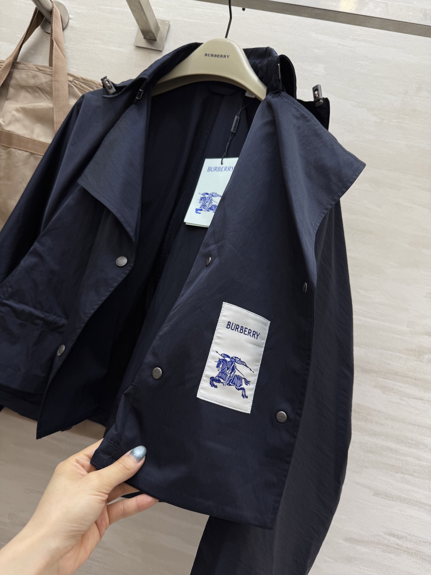 #Burberr♡²⁵早秋新款连帽夹克外套 入秋穿搭必备单品 高品质定制 现货首发size：S/M/L（