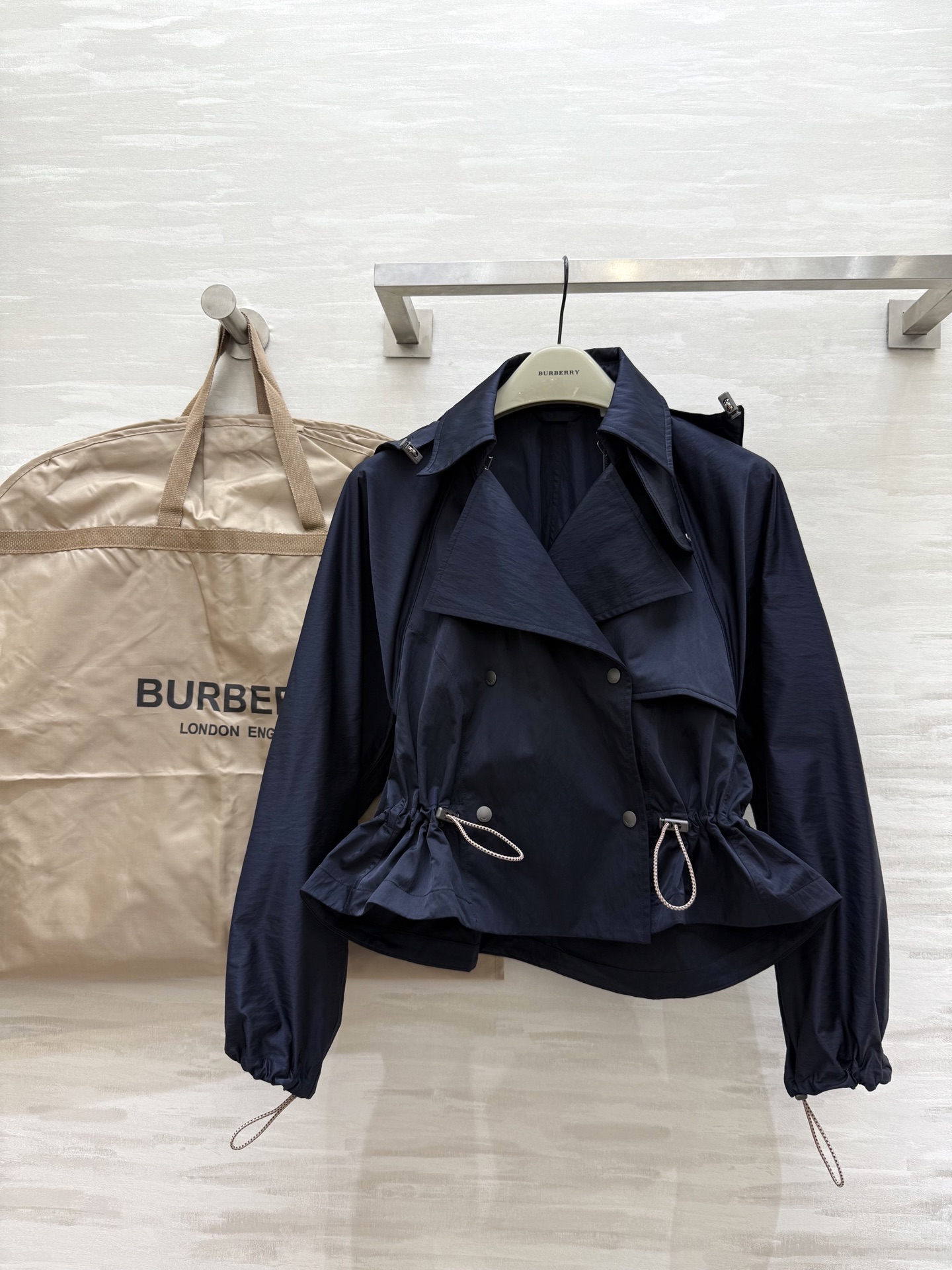 #Burberr♡²⁵早秋新款连帽夹克外套 入秋穿搭必备单品 高品质定制 现货首发size：S/M/L（