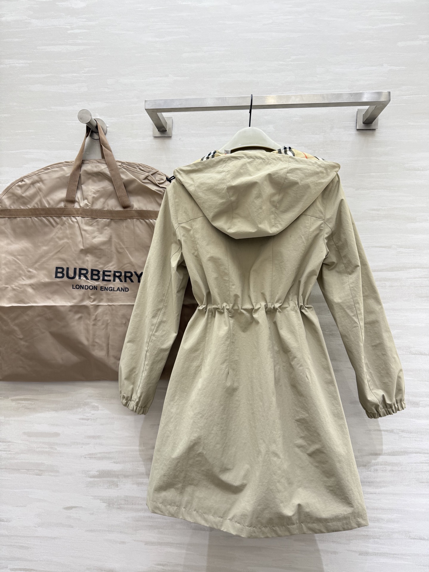 #Burberr♡²⁵秋冬新款 极简连帽收腰中长款外套 高品质定制 现货首发uk：4/6/8/10/12