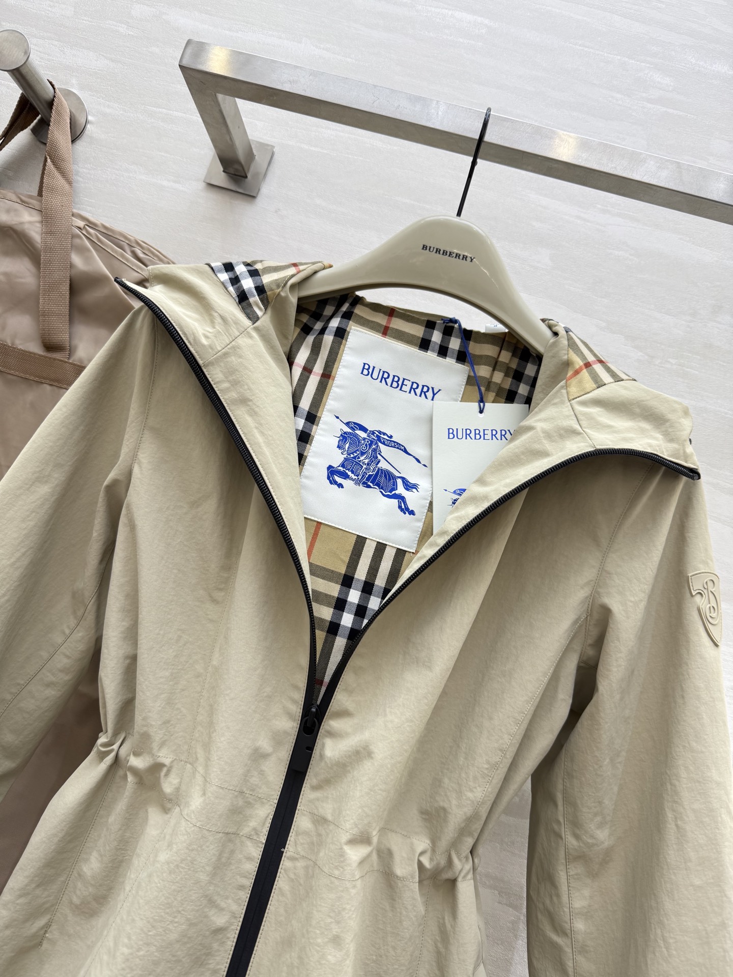 #Burberr♡²⁵秋冬新款 极简连帽收腰中长款外套 高品质定制 现货首发uk：4/6/8/10/12