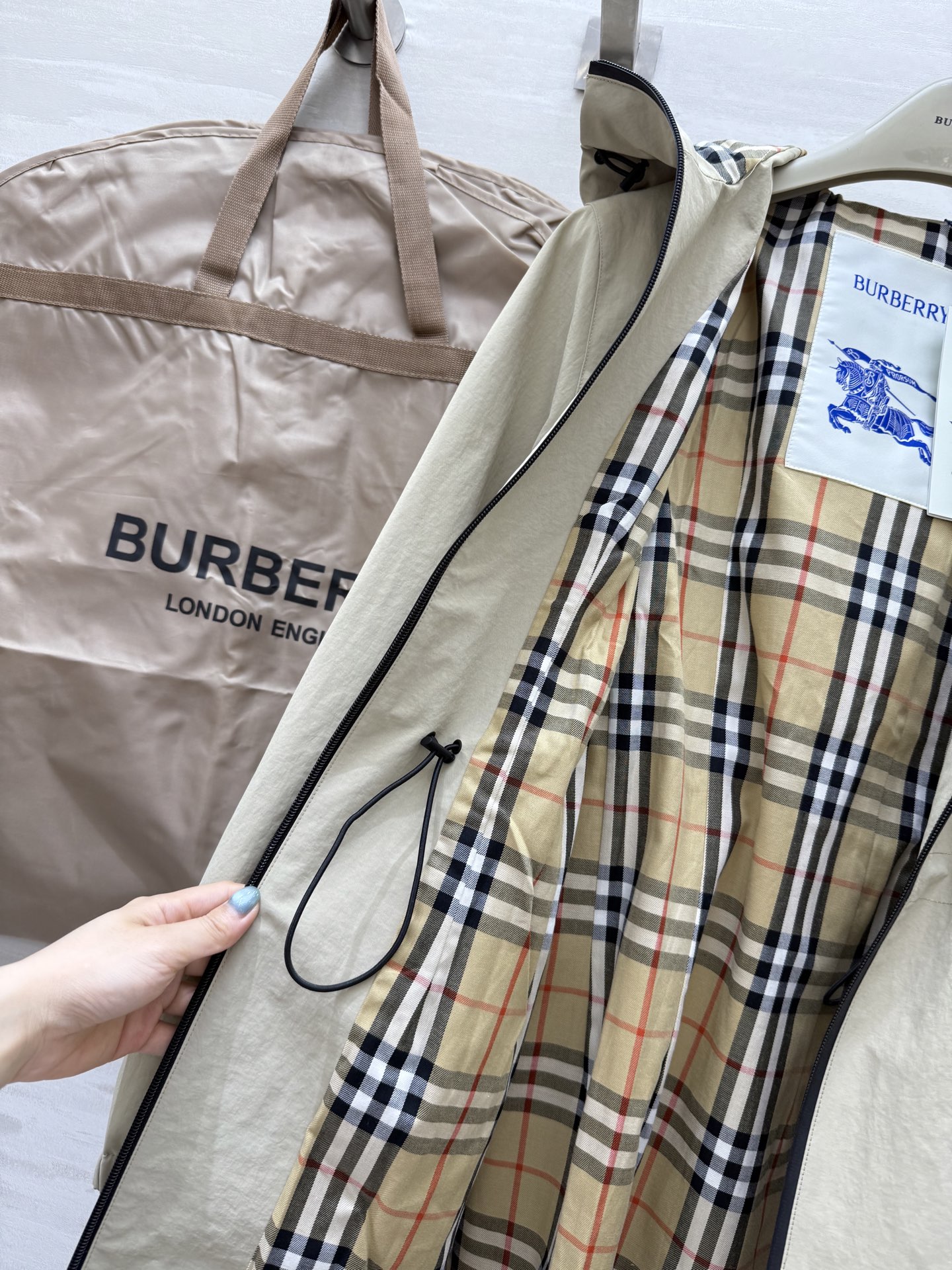 #Burberr♡²⁵秋冬新款 极简连帽收腰中长款外套 高品质定制 现货首发uk：4/6/8/10/12
