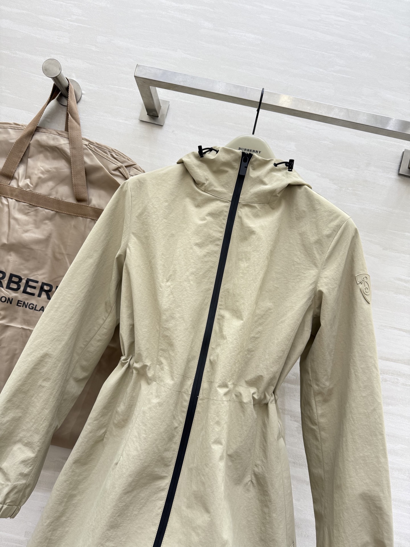 #Burberr♡²⁵秋冬新款 极简连帽收腰中长款外套 高品质定制 现货首发uk：4/6/8/10/12