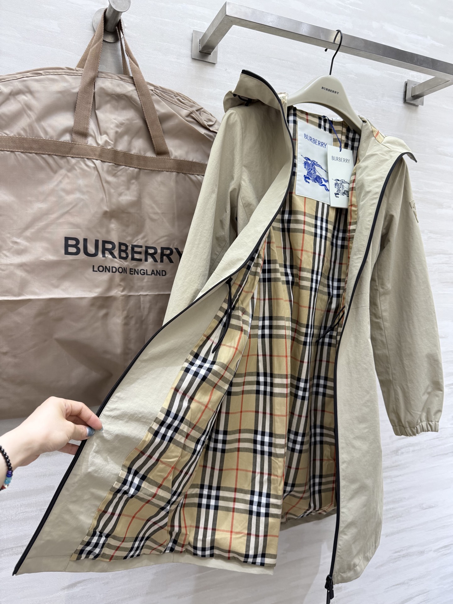 #Burberr♡²⁵秋冬新款 极简连帽收腰中长款外套 高品质定制 现货首发uk：4/6/8/10/12