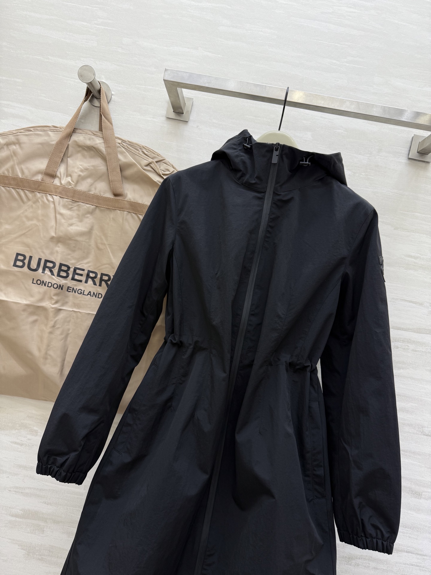 #Burberr♡²⁵秋冬新款 极简连帽收腰中长款外套 高品质定制 现货首发uk：4/6/8/10/12