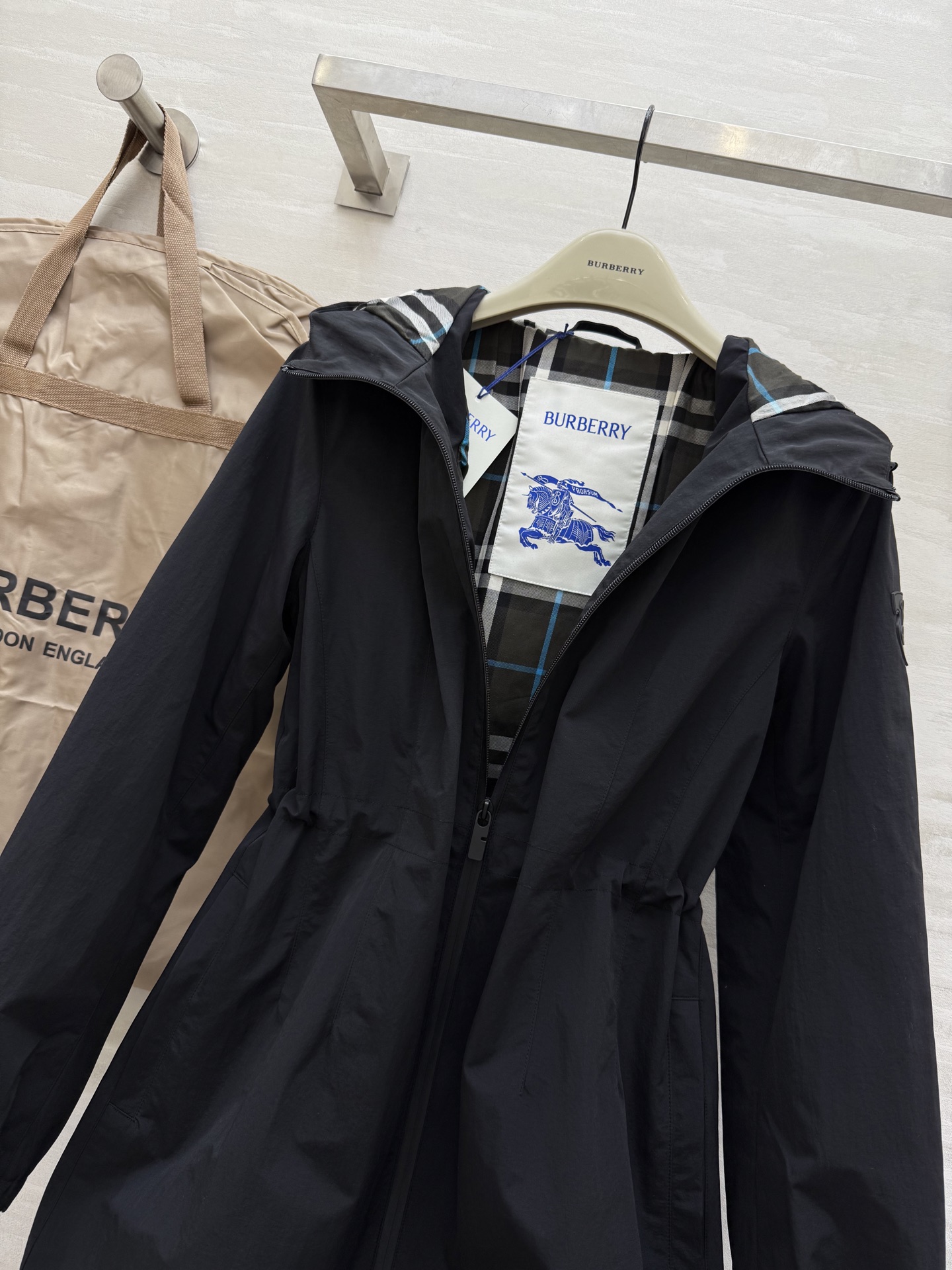 #Burberr♡²⁵秋冬新款 极简连帽收腰中长款外套 高品质定制 现货首发uk：4/6/8/10/12