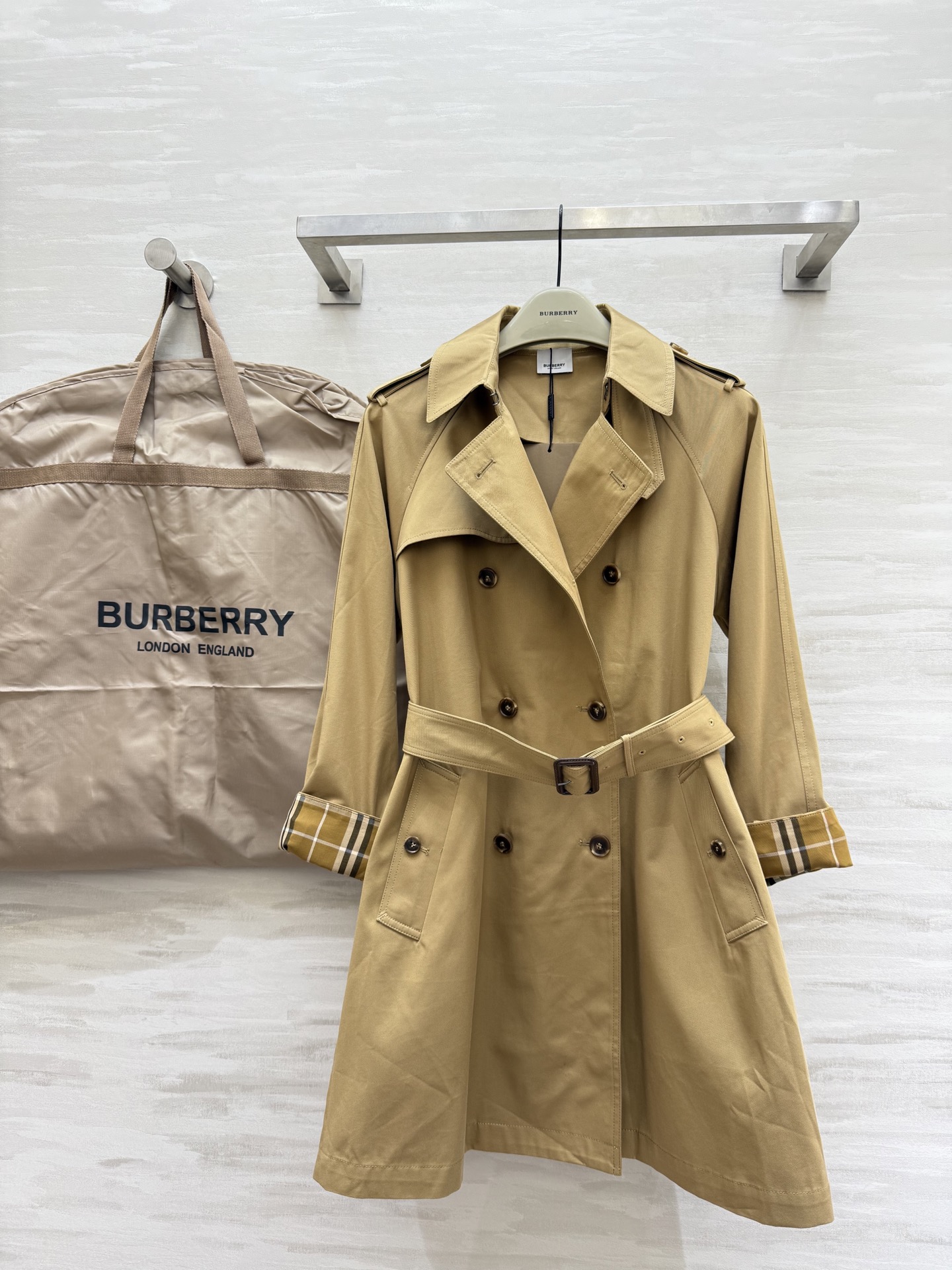 #Burberr♡²⁵秋冬新款 双排扣风衣外套 英伦风格纹点缀 立体剪裁版型上身飒爽帅气 高品质定制 现