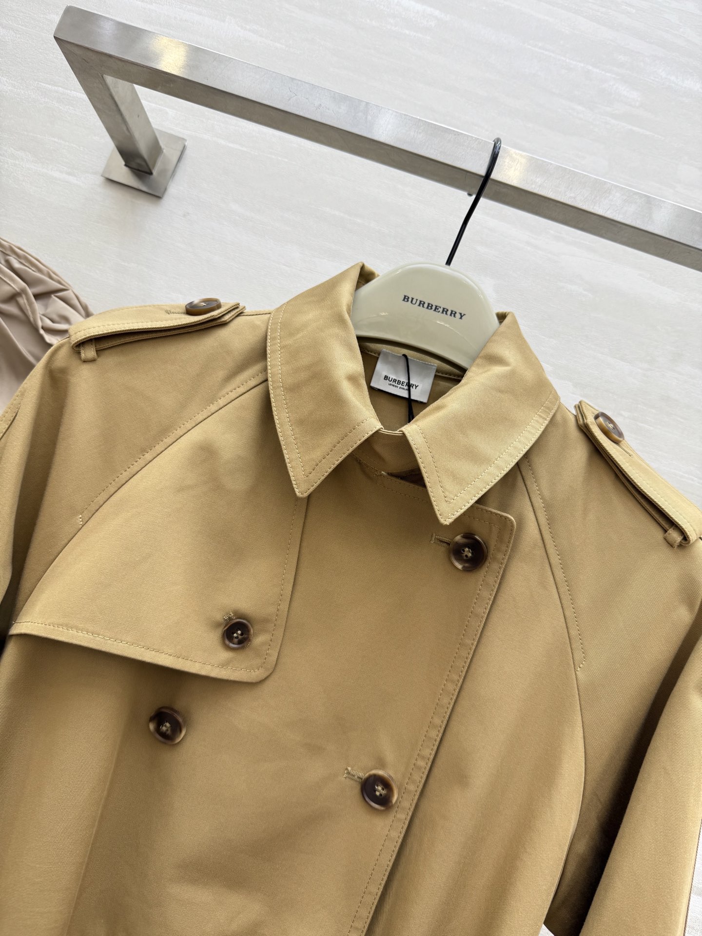 #Burberr♡²⁵秋冬新款 双排扣风衣外套 英伦风格纹点缀 立体剪裁版型上身飒爽帅气 高品质定制 现