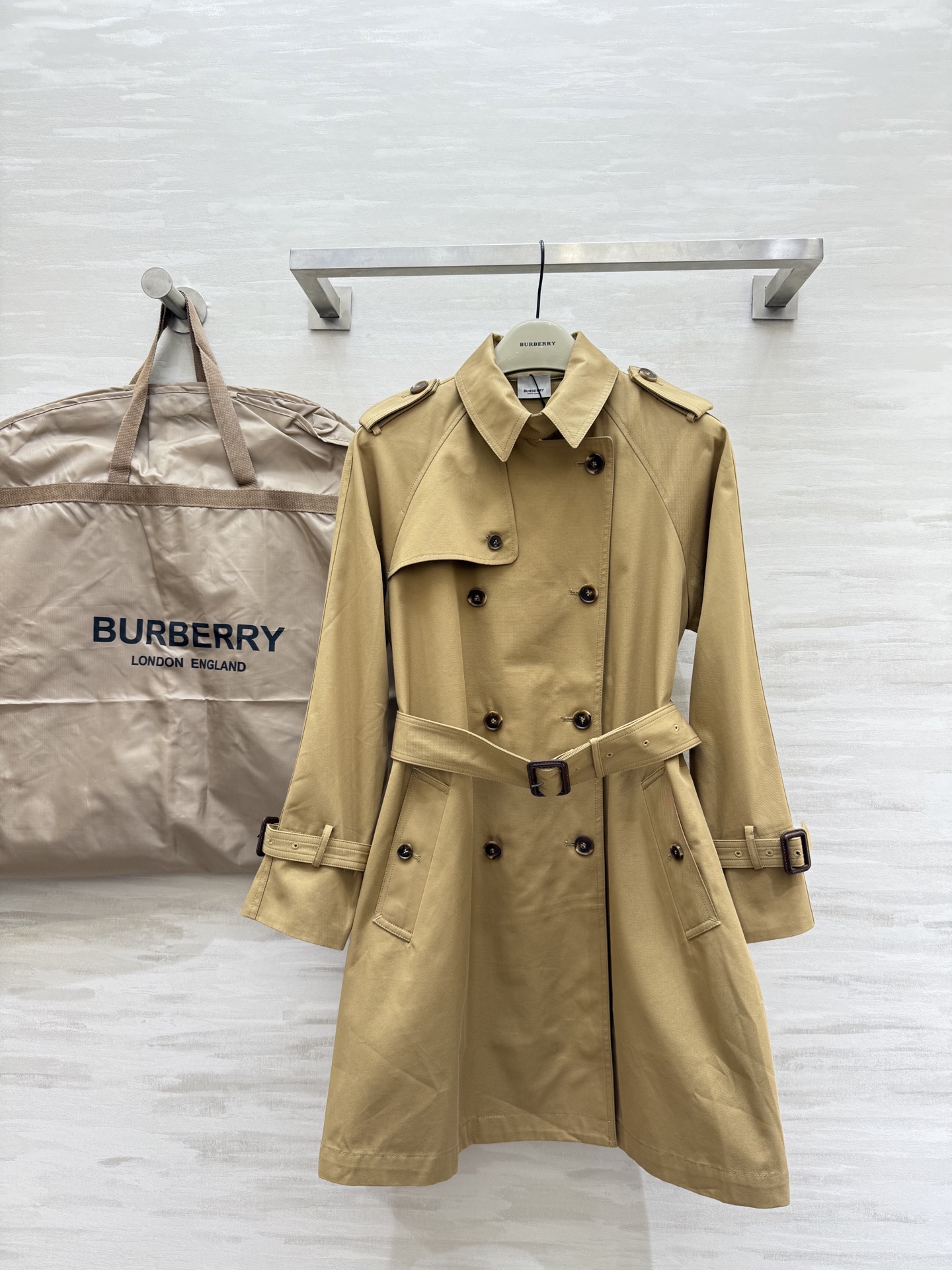 NO:533793,#Burberr autumn and winter new style, double-breasted windbreaker jacket, British style embellishment, three-dimensional tailoring style, cool and handsome, high-quality customization, spot sizeS/M/L (M size bust 104, 88 length, burberry, jackets & coats, alexander wang19860909#Burberr秋冬新款 双排扣风衣外套 英伦风格纹点缀 立体剪裁版型上身飒爽帅气 高品质定制 现货来sizeS/M/L（M码胸围104,衣长88,,burberry,jackets & coats,alexander wang,Women's clothing