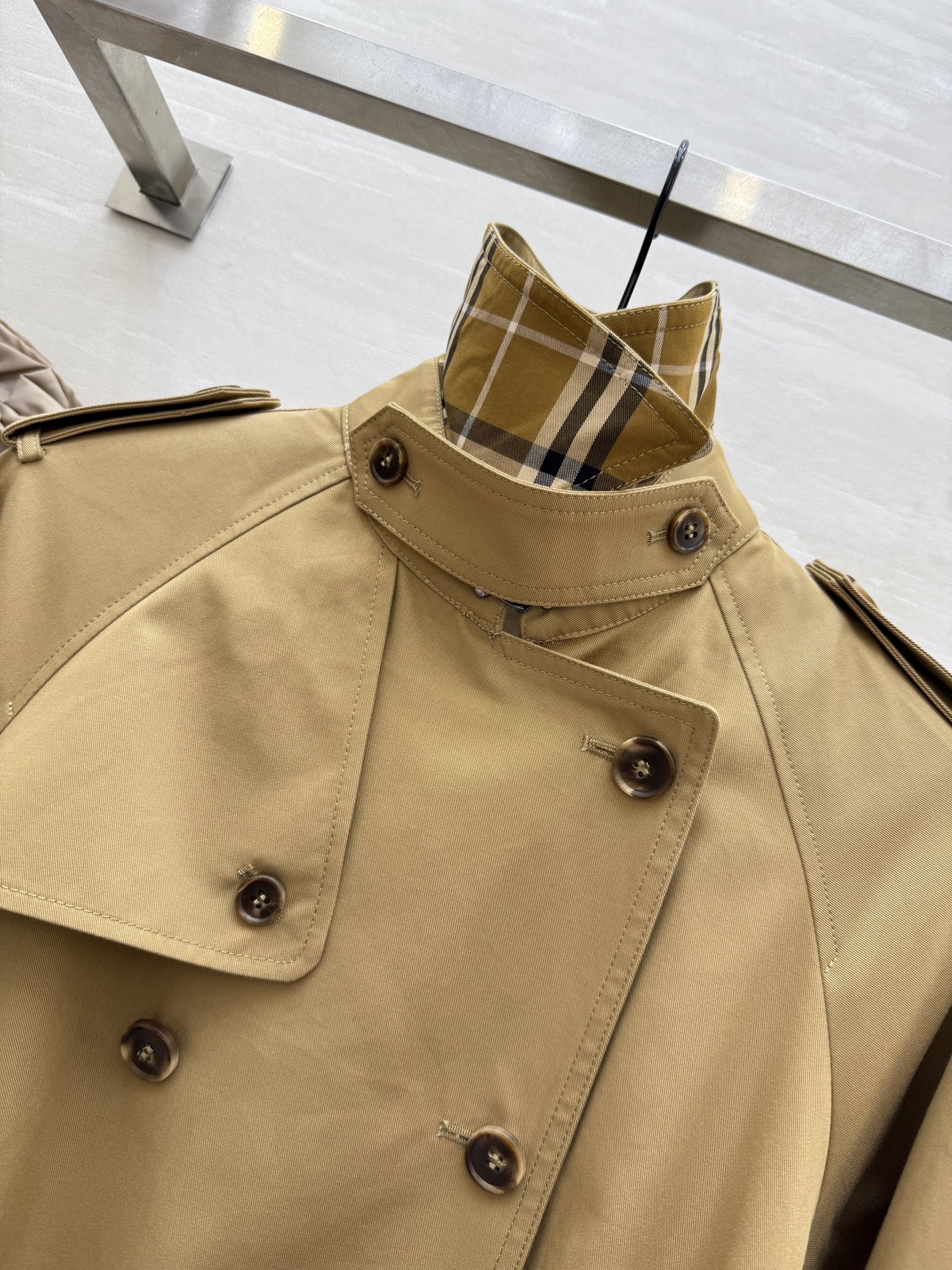 #Burberr♡²⁵秋冬新款 双排扣风衣外套 英伦风格纹点缀 立体剪裁版型上身飒爽帅气 高品质定制 现