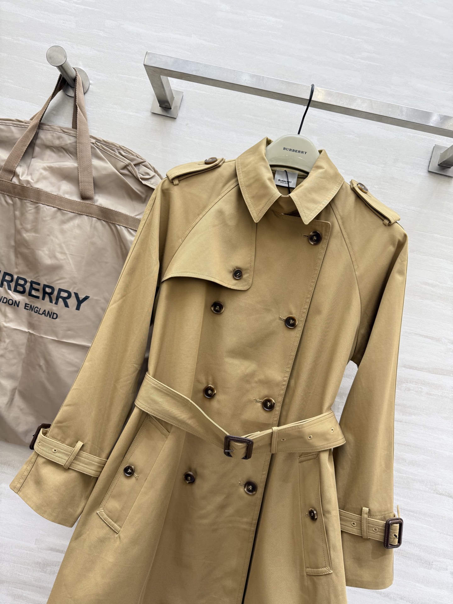 #Burberr♡²⁵秋冬新款 双排扣风衣外套 英伦风格纹点缀 立体剪裁版型上身飒爽帅气 高品质定制 现