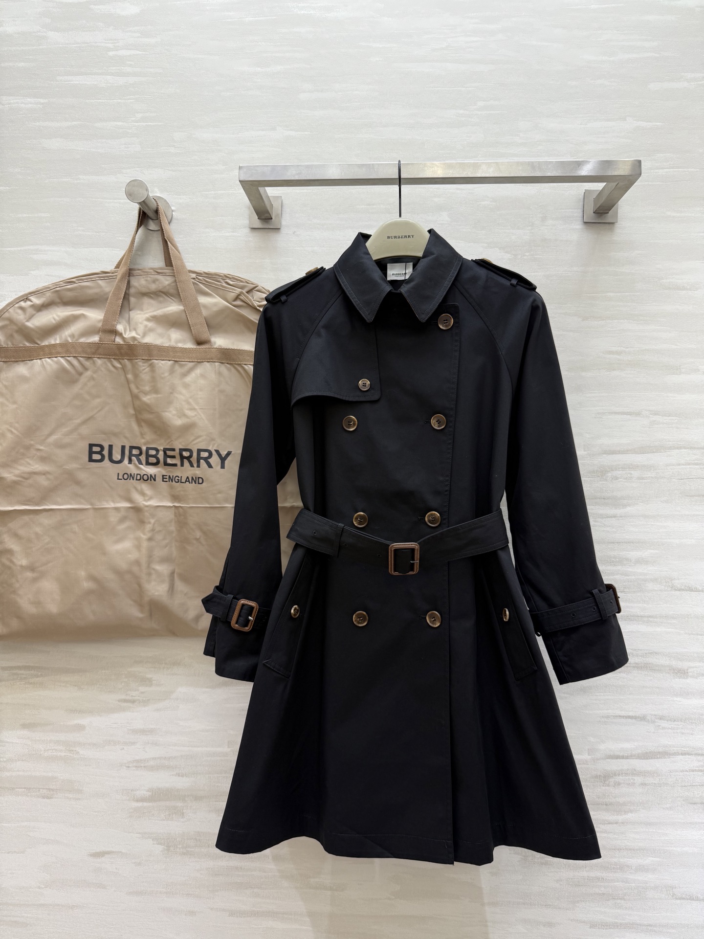 NO:533797,#Burberr autumn and winter new style, double-breasted windbreaker jacket, British style embellishment, three-dimensional tailoring style, cool and handsome, high-quality customization, spot sizeS/M/L (M size bust 104, 88 length),,burberry, jackets & coats,alexander wang19860909#Burberr秋冬新款 双排扣风衣外套 英伦风格纹点缀 立体剪裁版型上身飒爽帅气 高品质定制 现货来sizeS/M/L（M码胸围104,衣长88）,,burberry,jackets & coats,alexander wang,Women's clothing