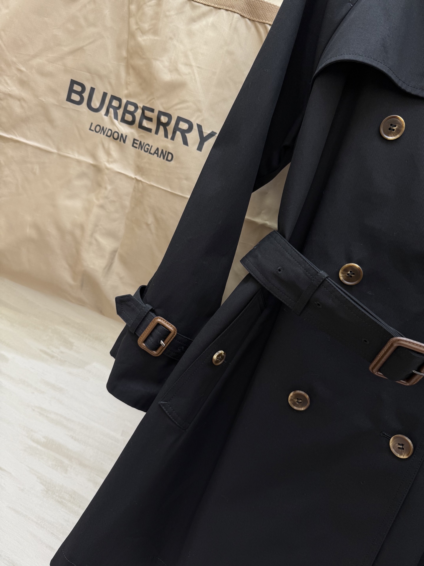 #Burberr♡²⁵秋冬新款 双排扣风衣外套 英伦风格纹点缀 立体剪裁版型上身飒爽帅气 高品质定制 现