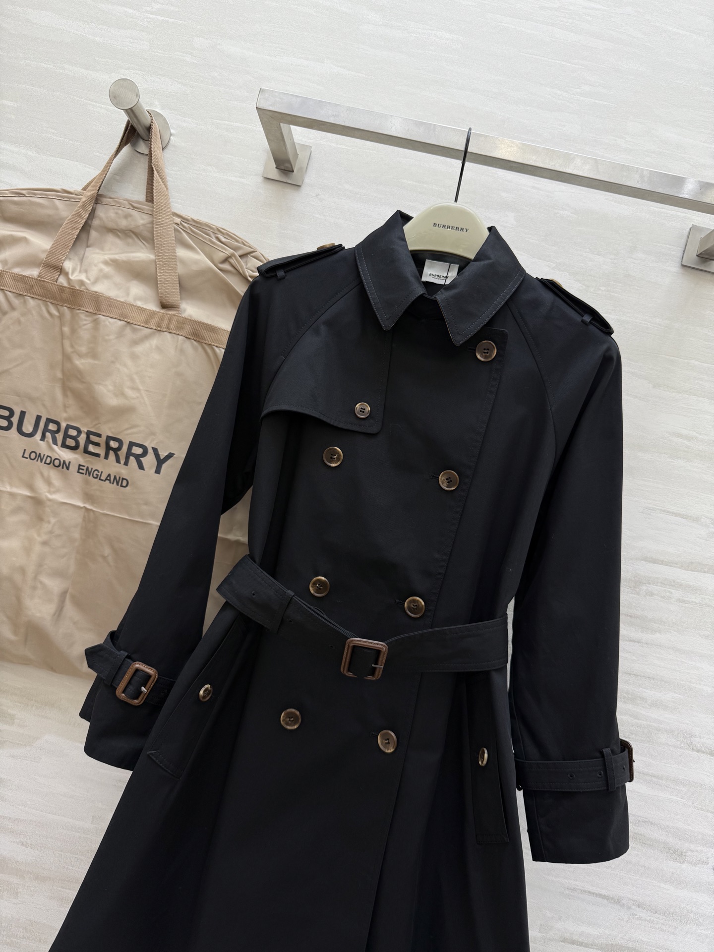 #Burberr♡²⁵秋冬新款 双排扣风衣外套 英伦风格纹点缀 立体剪裁版型上身飒爽帅气 高品质定制 现