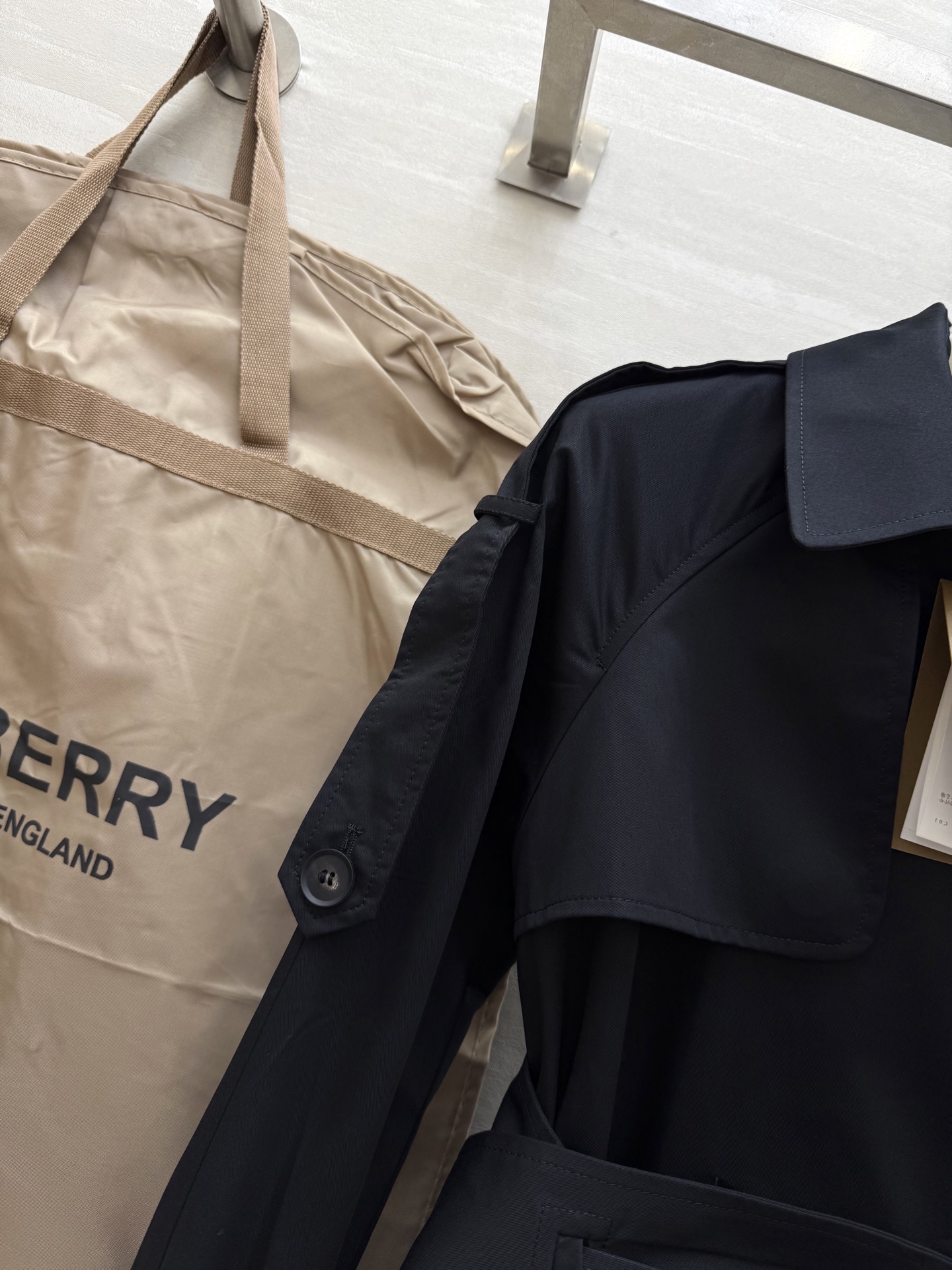 #Burberr♡²⁵早秋新款 重磅复古双排扣 挺括廓形姐系风衣外套 腰部腰封式腰带大气有气场 立体剪裁