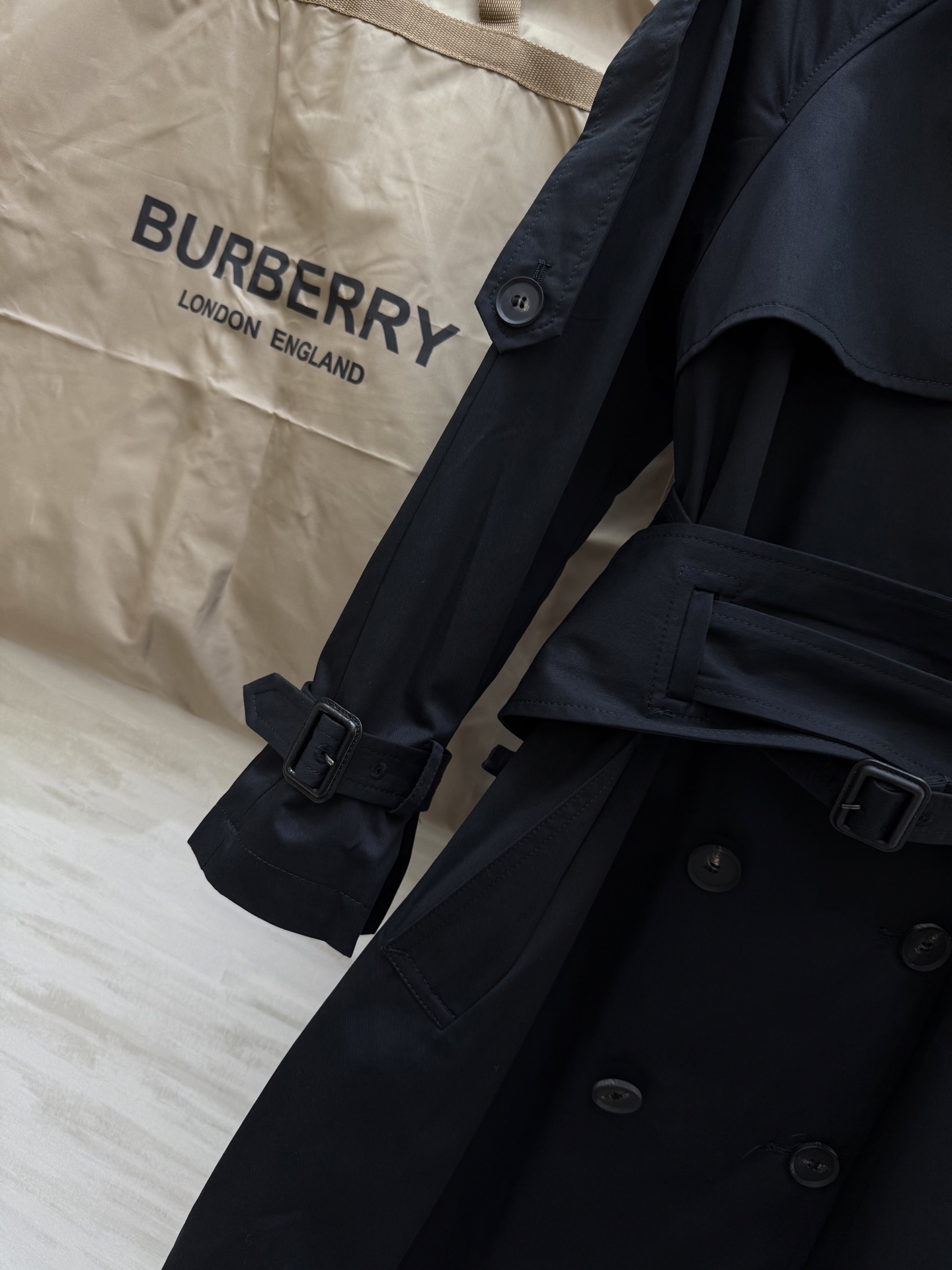 #Burberr♡²⁵早秋新款 重磅复古双排扣 挺括廓形姐系风衣外套 腰部腰封式腰带大气有气场 立体剪裁