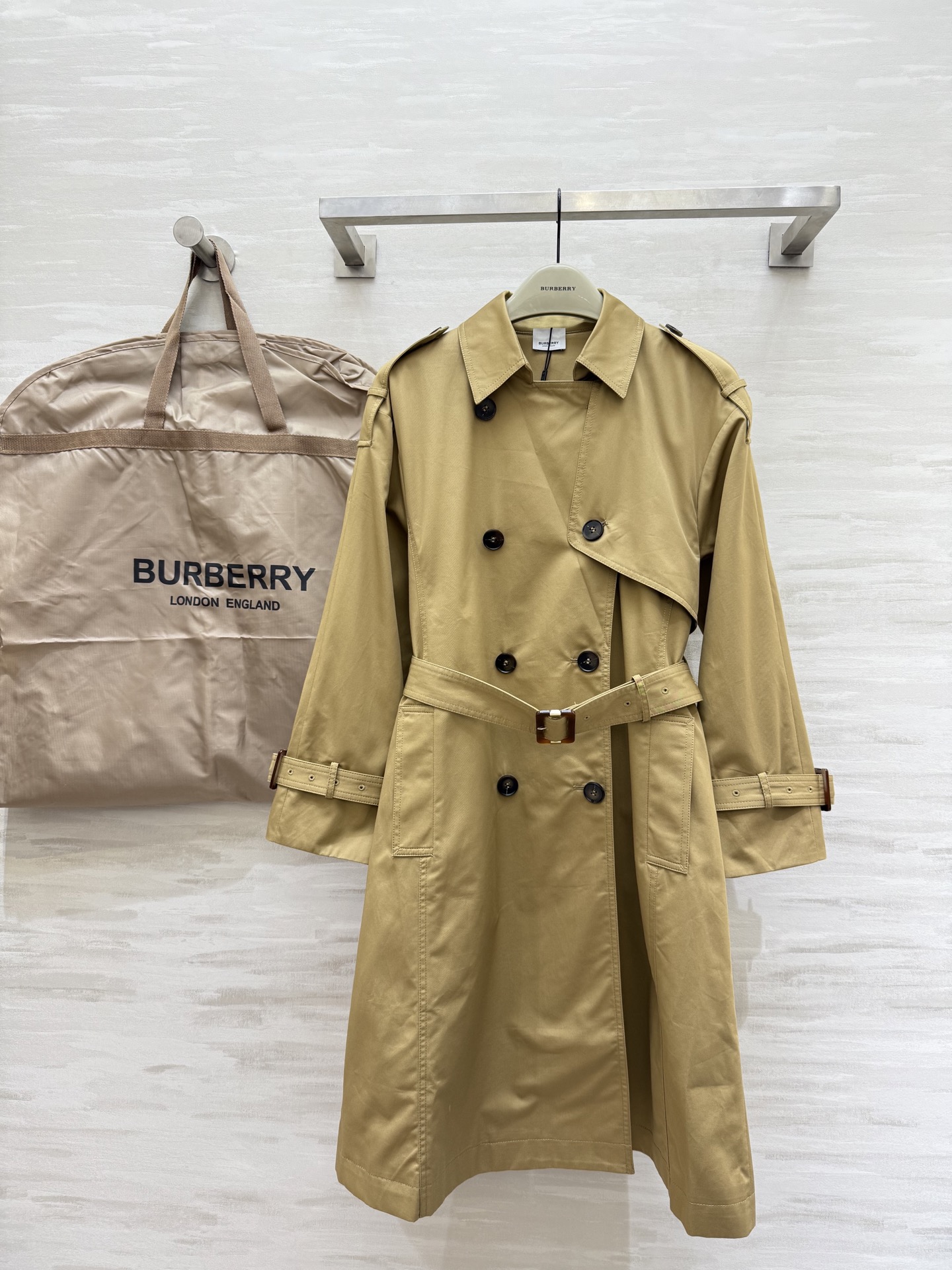 NO:533824,#Burberr British style double-breasted windbreaker jacket High quality customization Spot first-time sizeS/M/L (M size shoulder width 45, bust 98, length 100), burberry, jackets & coats, alexander wang19860909#Burberr英伦风双排扣风衣外套 高品质定制 现货首发sizeS/M/L（M码肩宽45,胸围98,衣长100）,,burberry,jackets & coats,alexander wang,Women's clothing