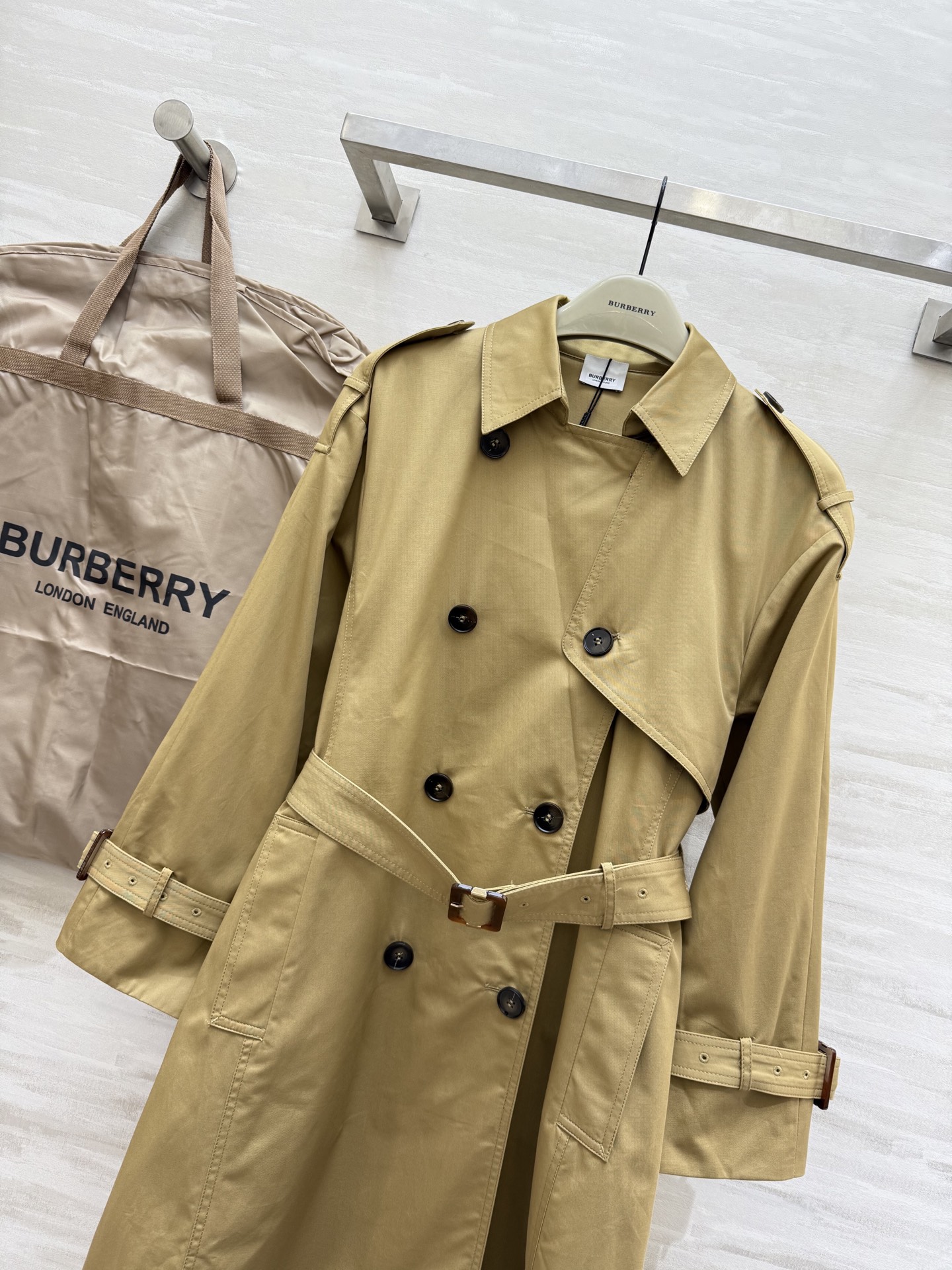 #Burberr♡²⁵英伦风双排扣风衣外套 高品质定制 现货首发size：S/M/L（M码肩宽：45，胸