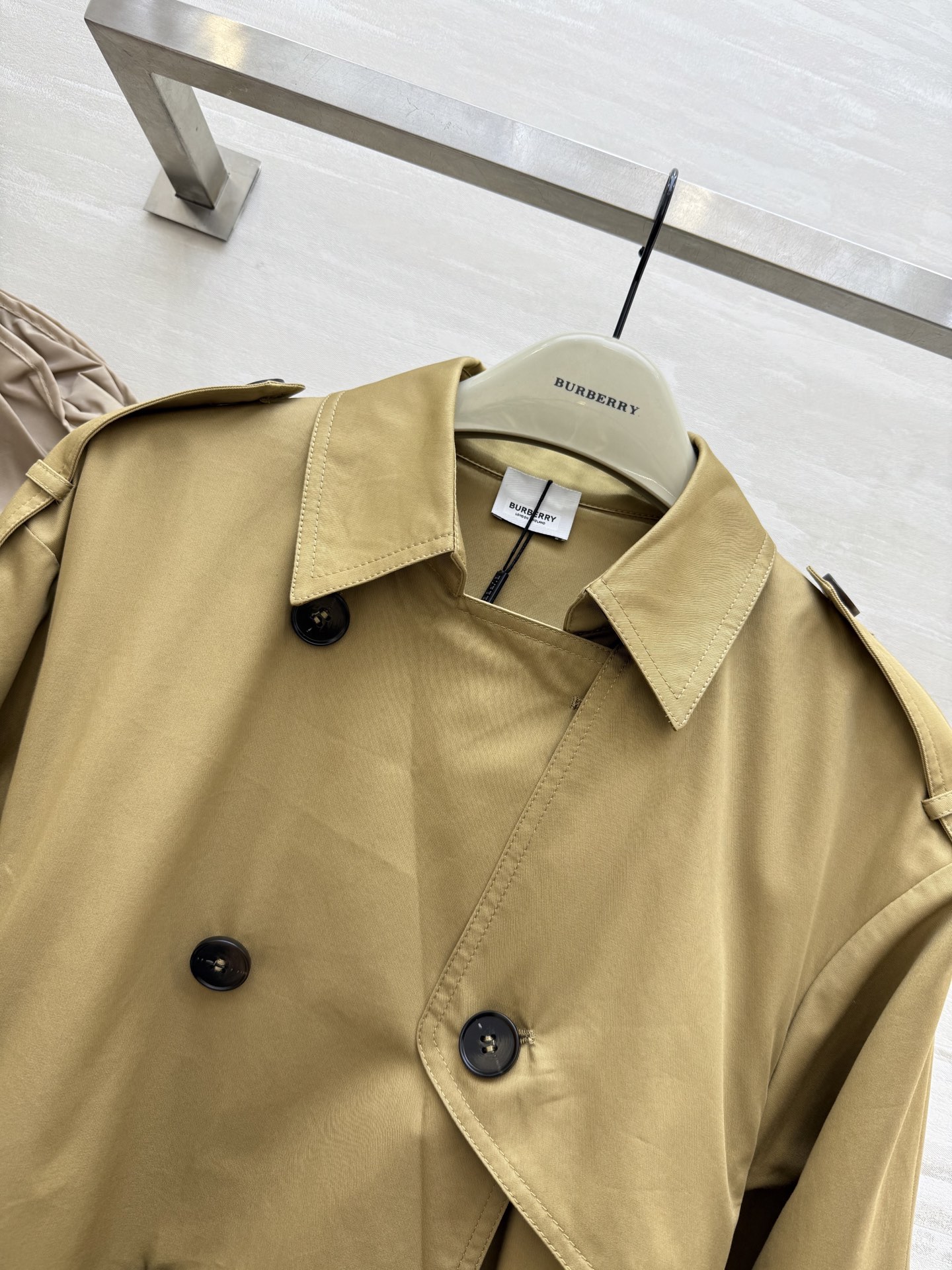 #Burberr♡²⁵英伦风双排扣风衣外套 高品质定制 现货首发size：S/M/L（M码肩宽：45，胸