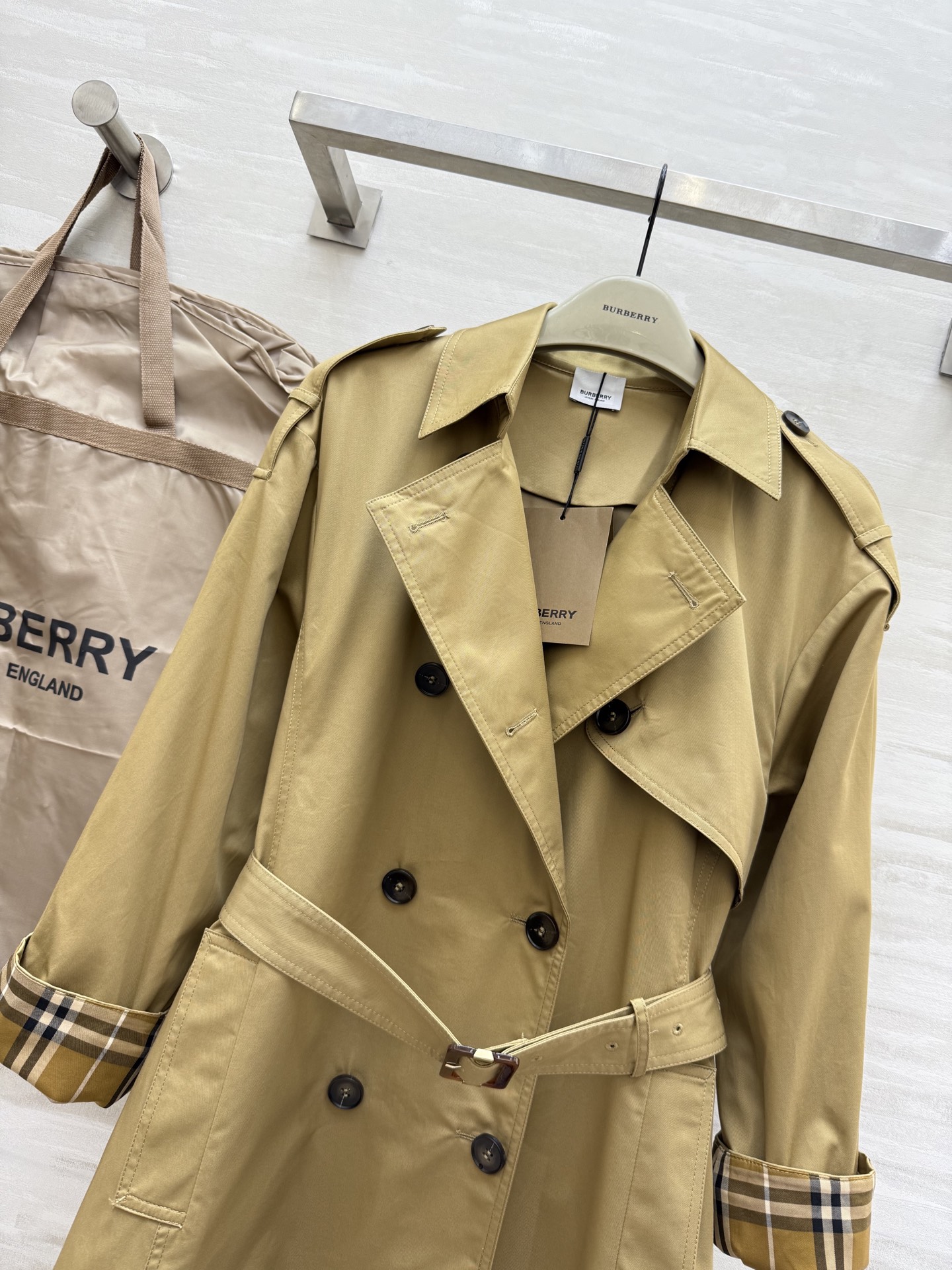 #Burberr♡²⁵英伦风双排扣风衣外套 高品质定制 现货首发size：S/M/L（M码肩宽：45，胸