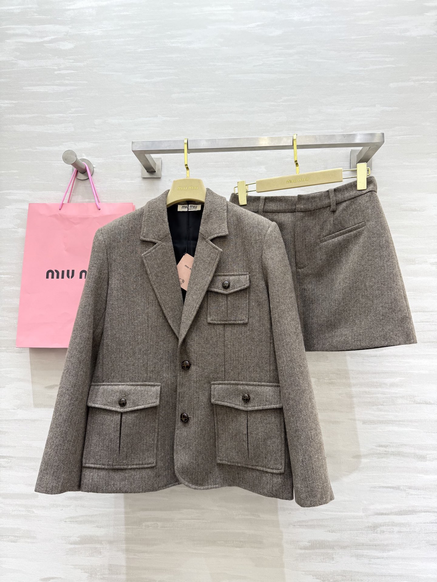 NO:534452,Jacket, Skirt.#Miumi autumn and winter new wool herringbone suit set Customized wool herringbone fabric Three-dimensional tailoring style High quality SizeS/M/L (size s jacket shoulder width 42, bust, length 65, skirt waist 66, hip 88, skirt length 37),,miumiu, skirt, skirt 3kirts, jackets & coats, business suit,alexander wang19860909外套,半裙.#Miumi秋冬新款 羊毛人字纹西装套装 定制羊毛人字纹面料 立体剪裁版型 高品质 分开发售 sizeS/M/L（s码外套肩宽42,胸围,衣长65,半裙腰围66,臀围88,裙长37）,,miumiu,skirts,jackets & coats,business suit,alexander wang,Women's clothing
